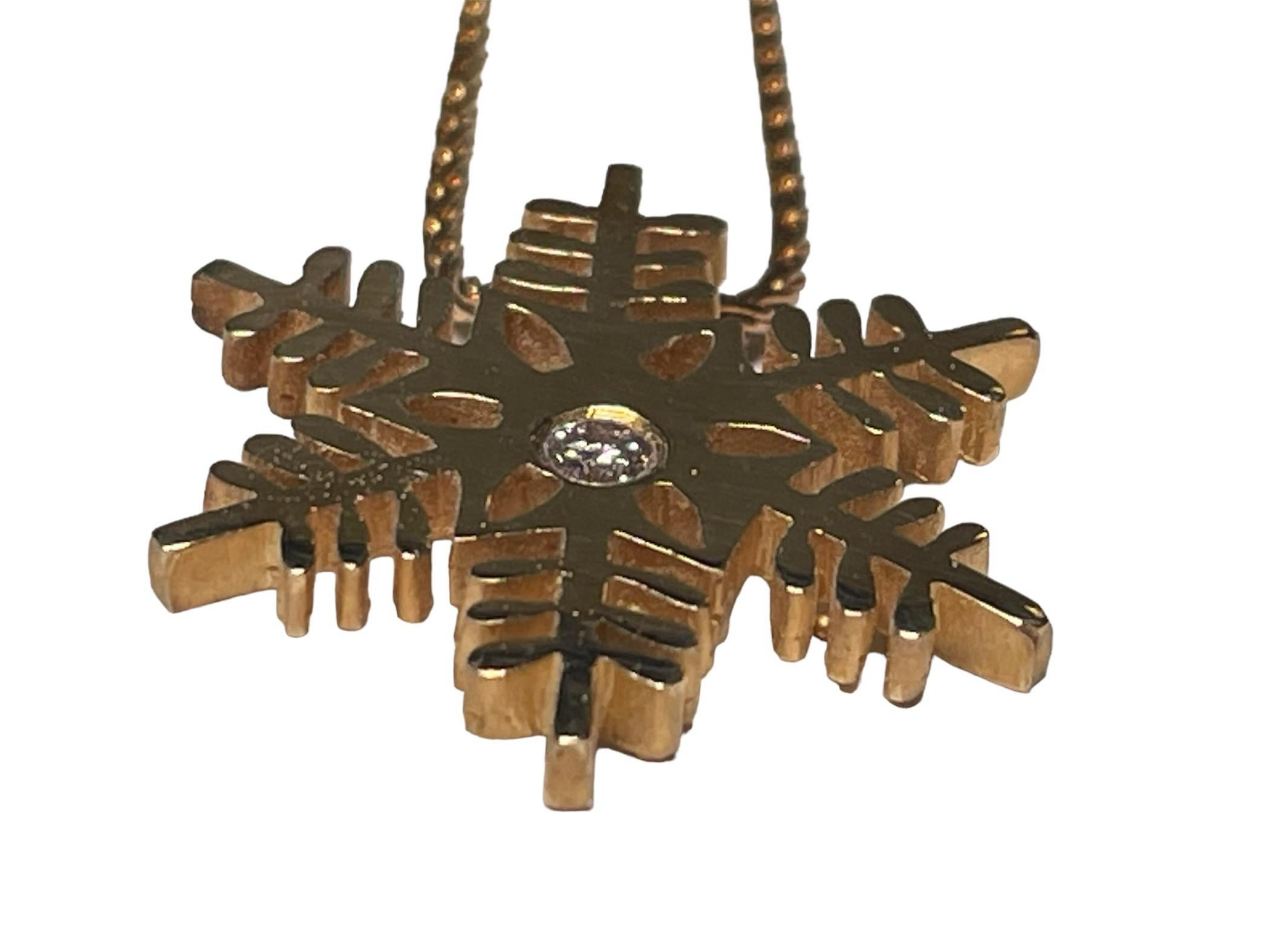 14k Gold Single Diamond Snowflake Pendant Necklace For Sale 2