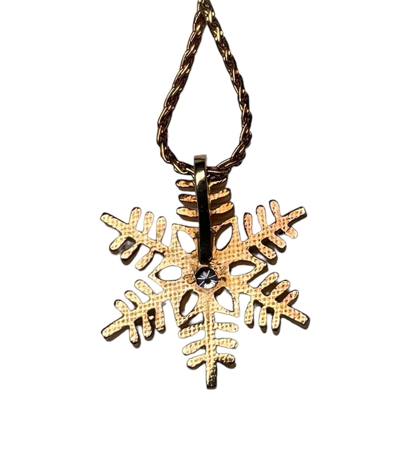 14k Gold Single Diamond Snowflake Pendant Necklace For Sale 3