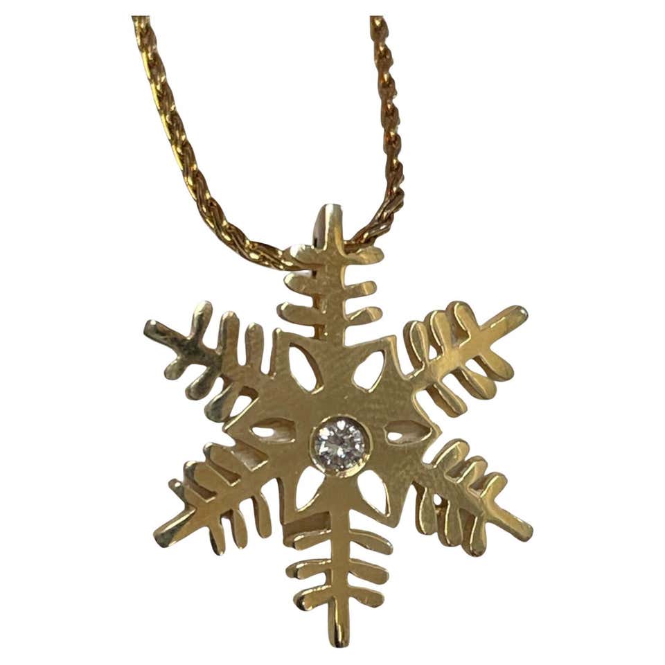 Dimond Snowflake Snowflake Cluster Diamond Pendant Necklace in 14k Gold For Sale at 1stDibs