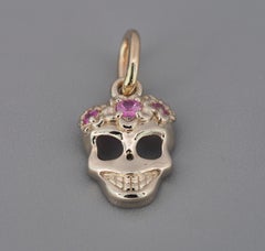 Scull pendant in 14k gold. Hallowen pendant.