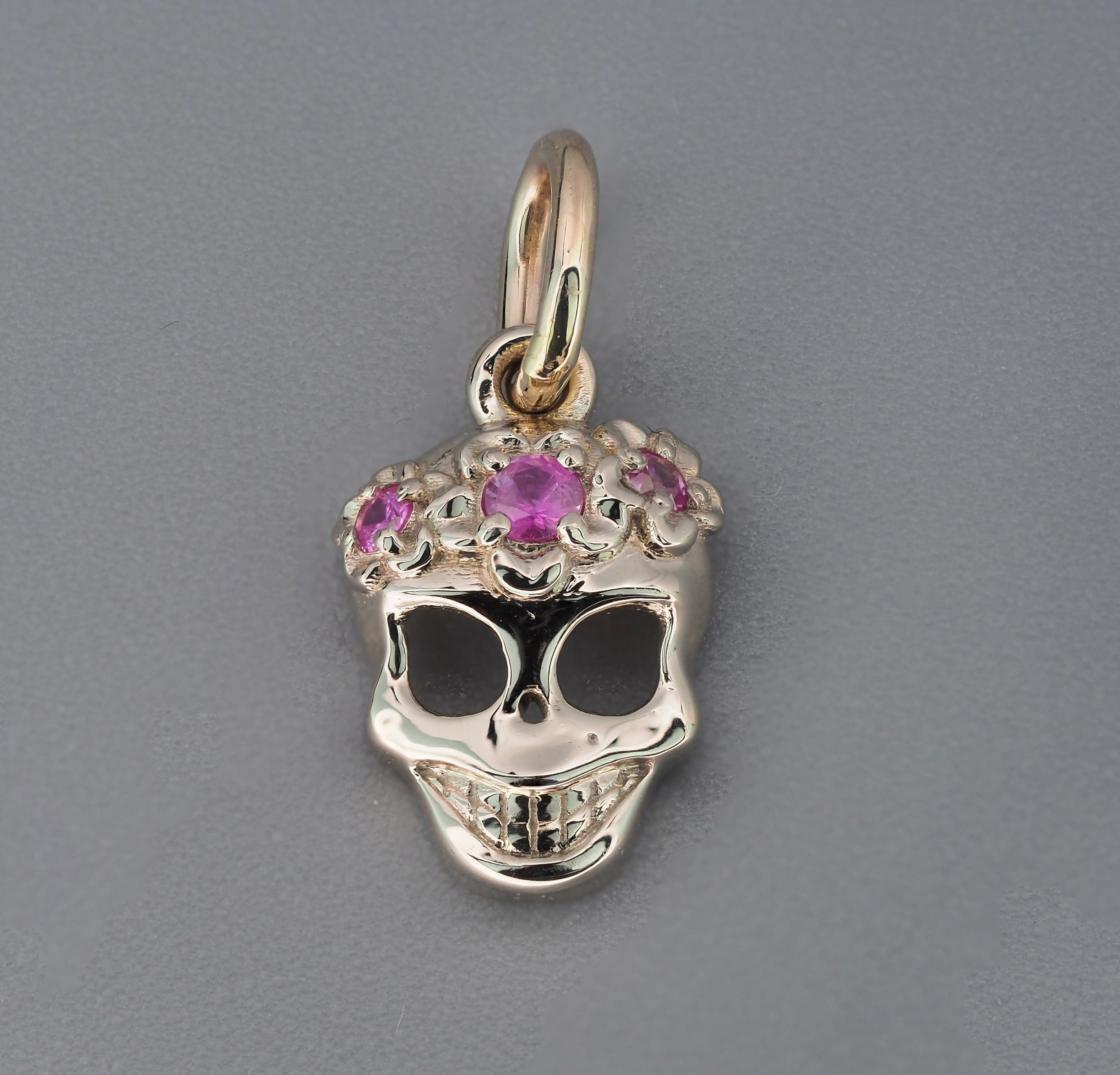 Round Cut 14k Gold Skull Pendant with Flowers with Sapphires For Sale