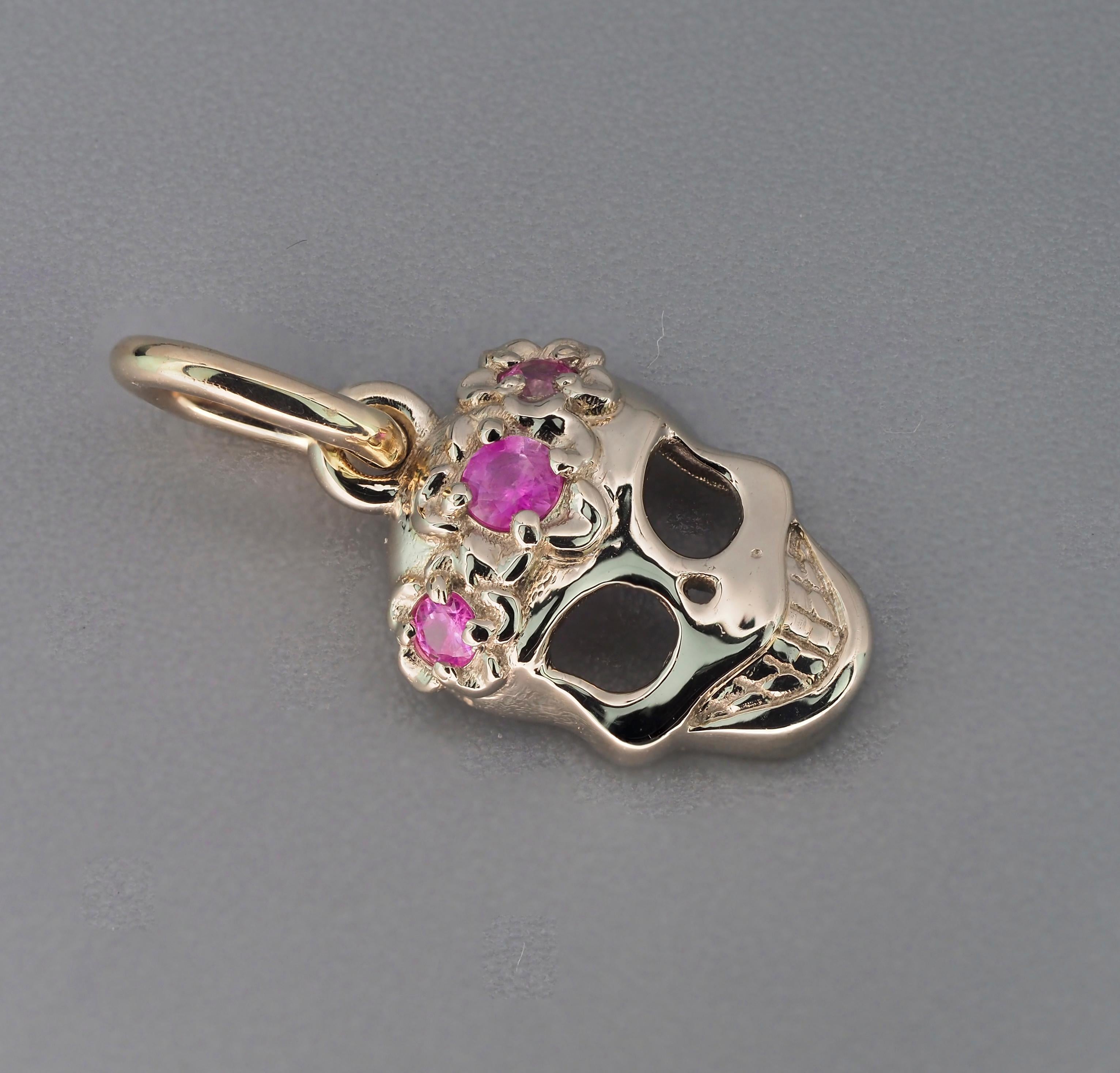 14k Gold Skull Pendant with Flowers with Sapphires In New Condition For Sale In Istanbul, TR