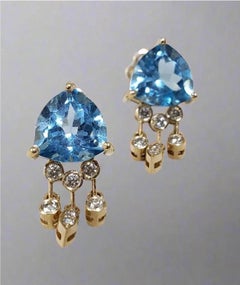 Ohrhänger aus 14-karätigem Gold mit himmelblauem Schweizer Topas und Diamanten