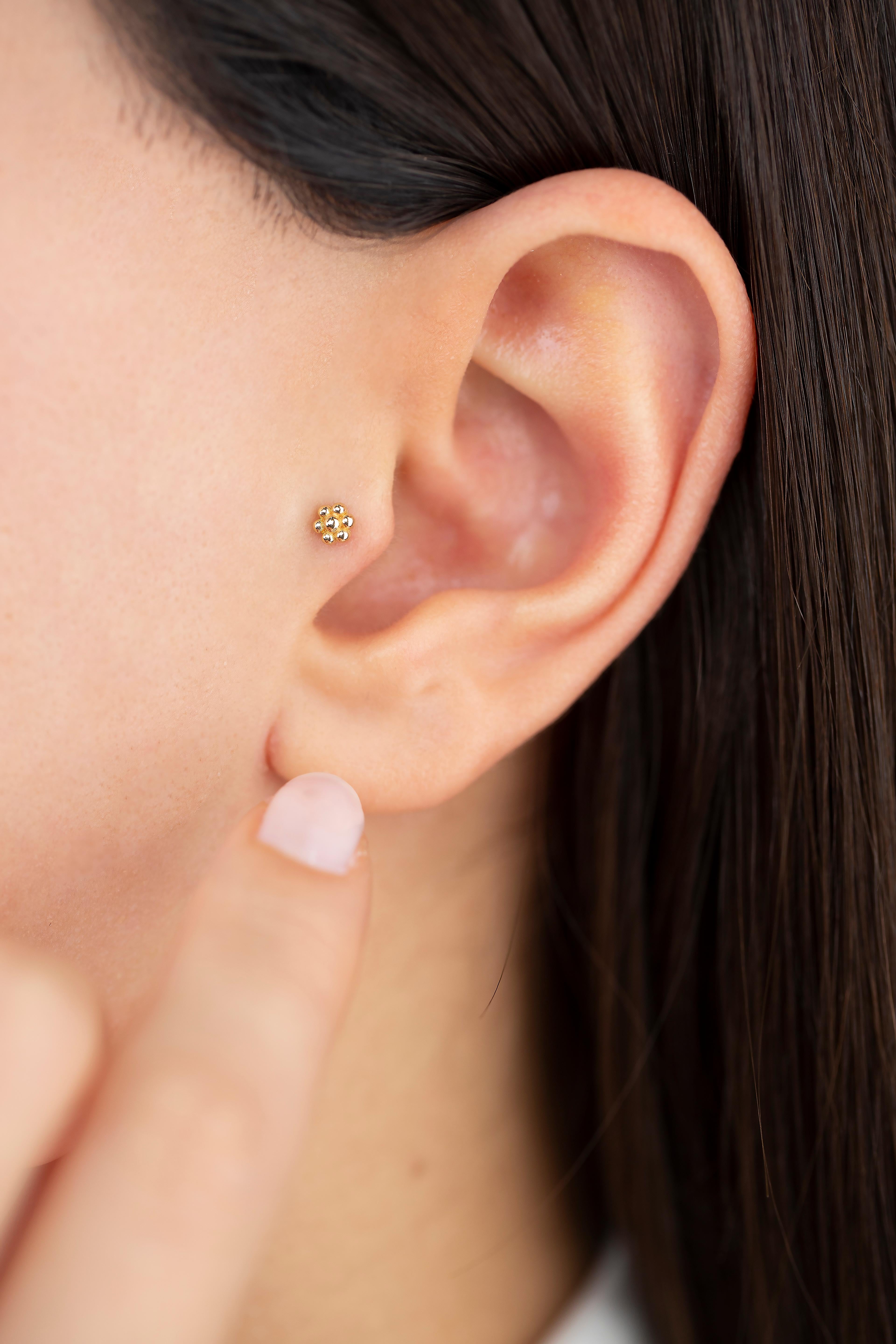 14K Gold Kleines Gänseblümchen Piercing, Niedlicher Gänseblümchen Gold Ohrstecker

Sie können das Piercing auch als Ohrring verwenden! Auch dieses Piercing ist geeignet für Tragus, Nase, Helix, Lappen, flach, Medusa, Monreo, Labret und Stud.

Dieses