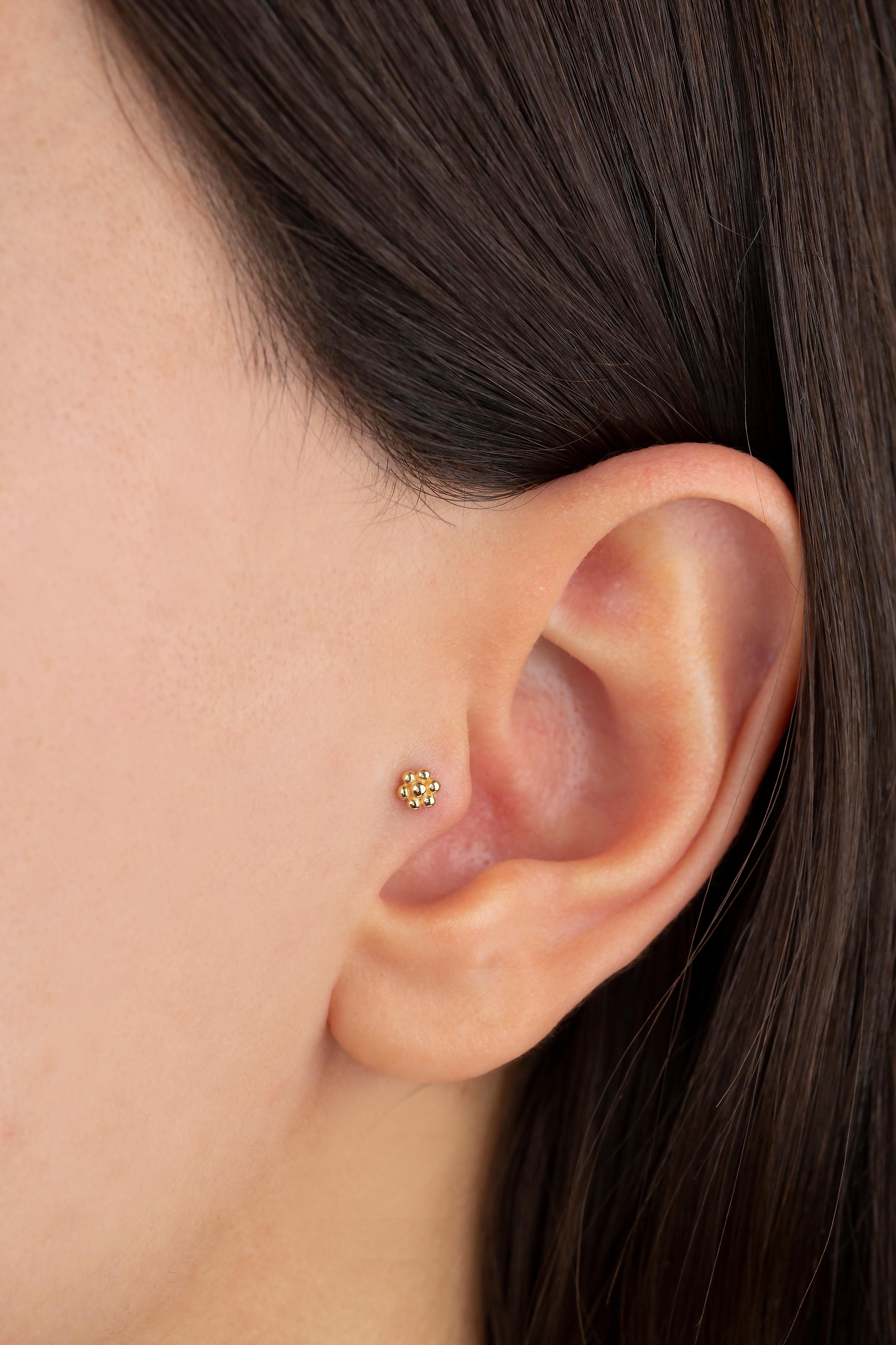 Ohrstecker 14K Gold Gänseblümchen durchbohrt, Schliff Gänseblümchen Blume (Moderne)
