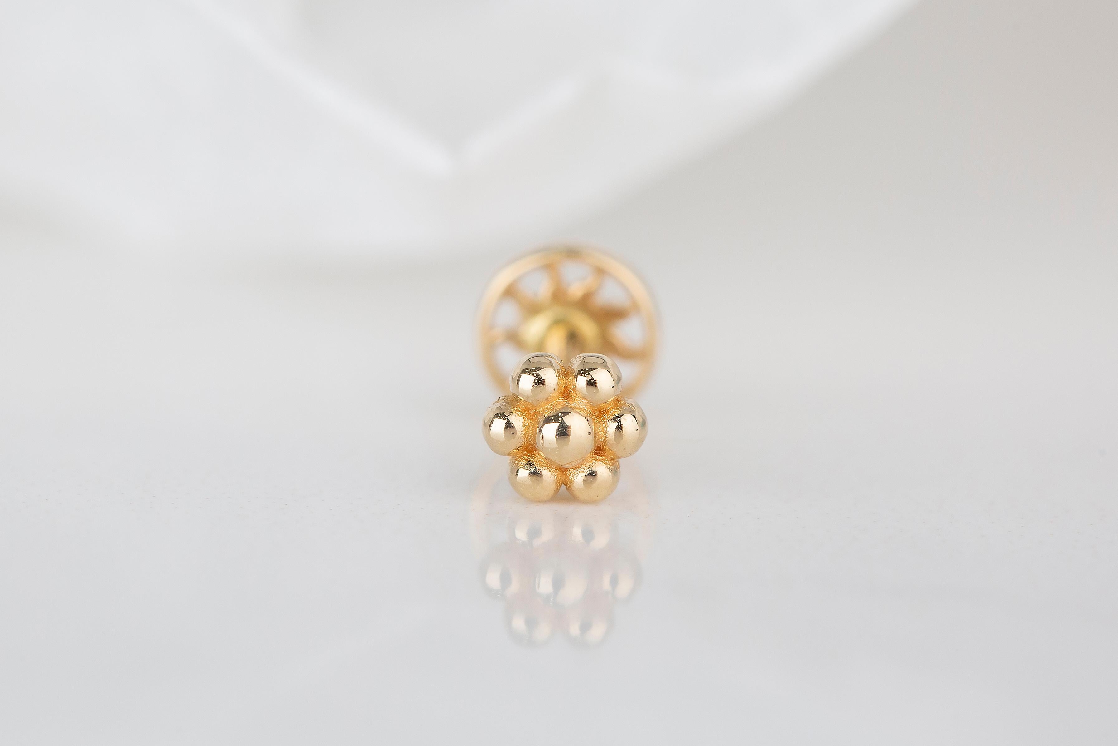 Modern 14K Gold Small Daisy Piercing, Cute Daisy Flower Gold Stud Earring For Sale