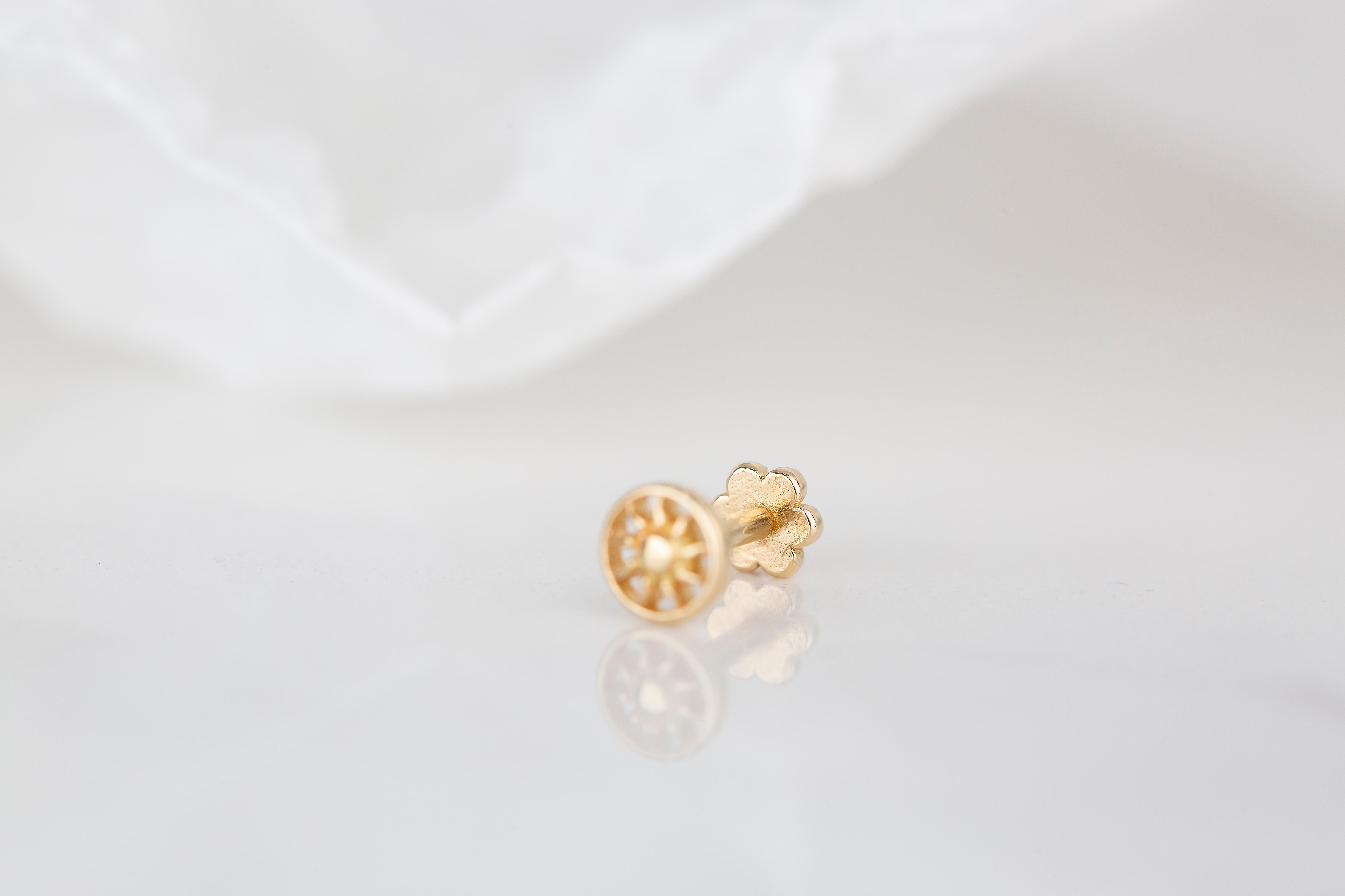 Women's 14K Gold Small Daisy Piercing, Cute Daisy Flower Gold Stud Earring For Sale