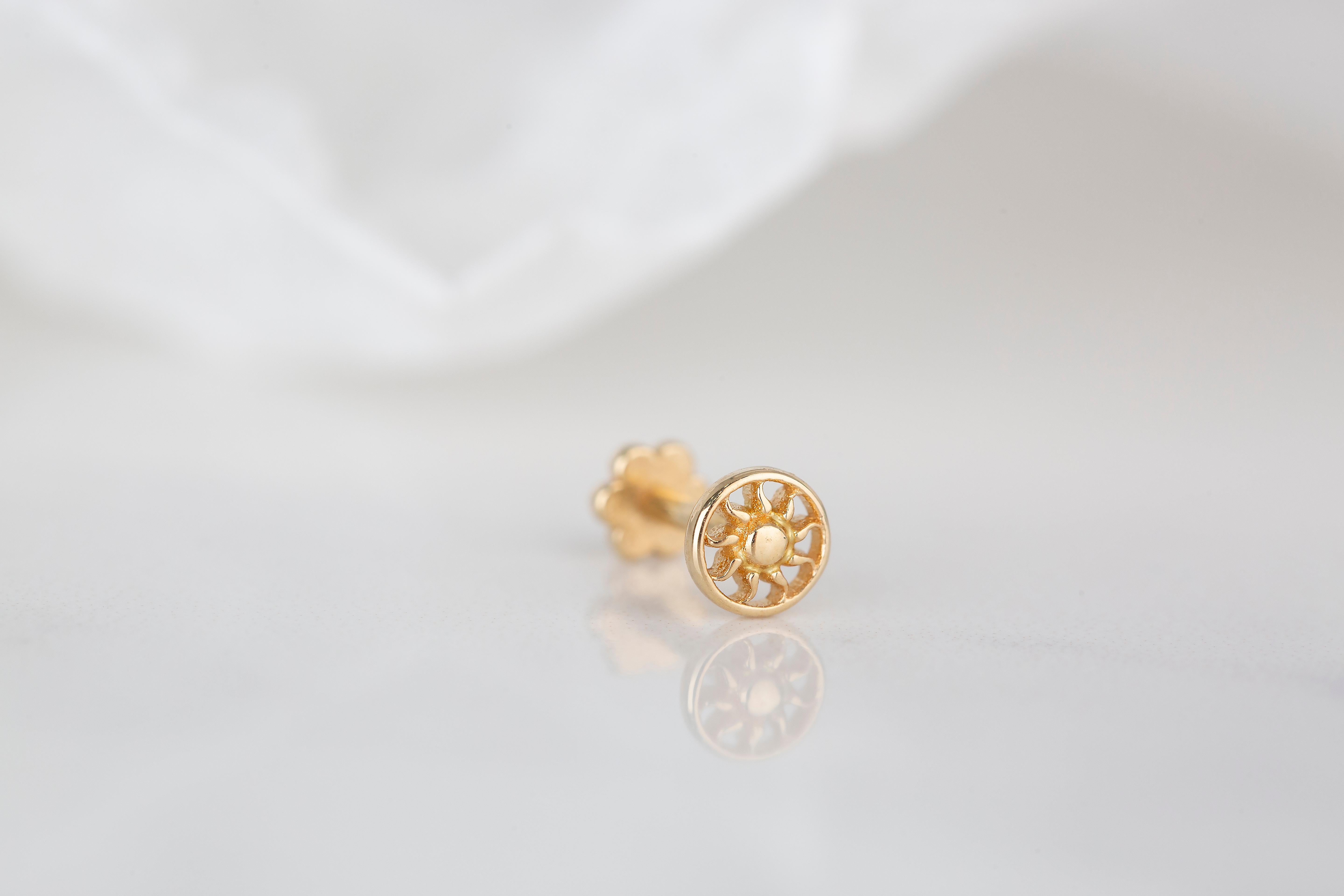 14K Gold Small Daisy Piercing, Cute Daisy Flower Gold Stud Earring For Sale 1