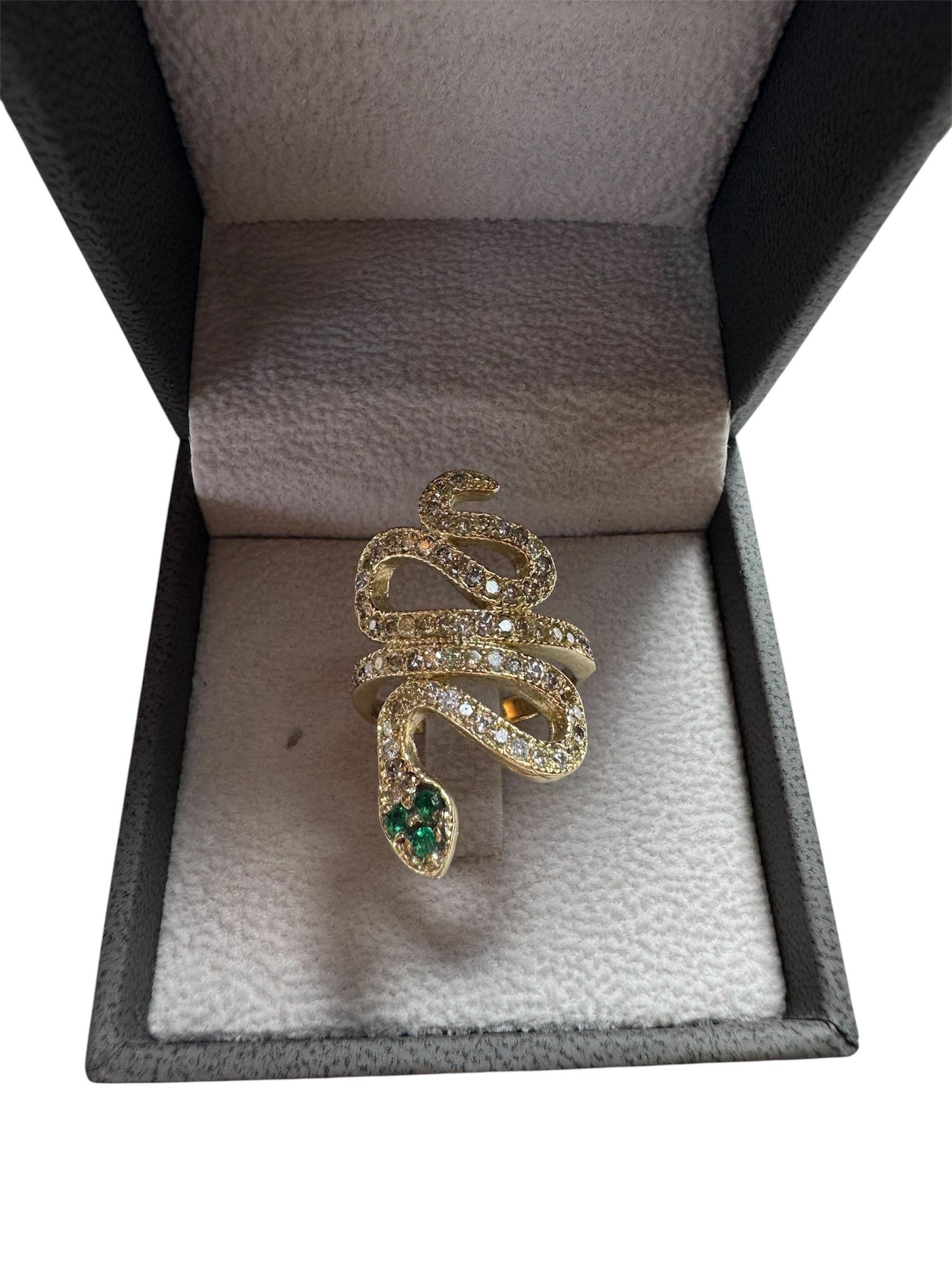 14K Gold Schlangenring mit 1.80ct F VS1 Diamanten & Smaragd Augen (Brillantschliff) im Angebot