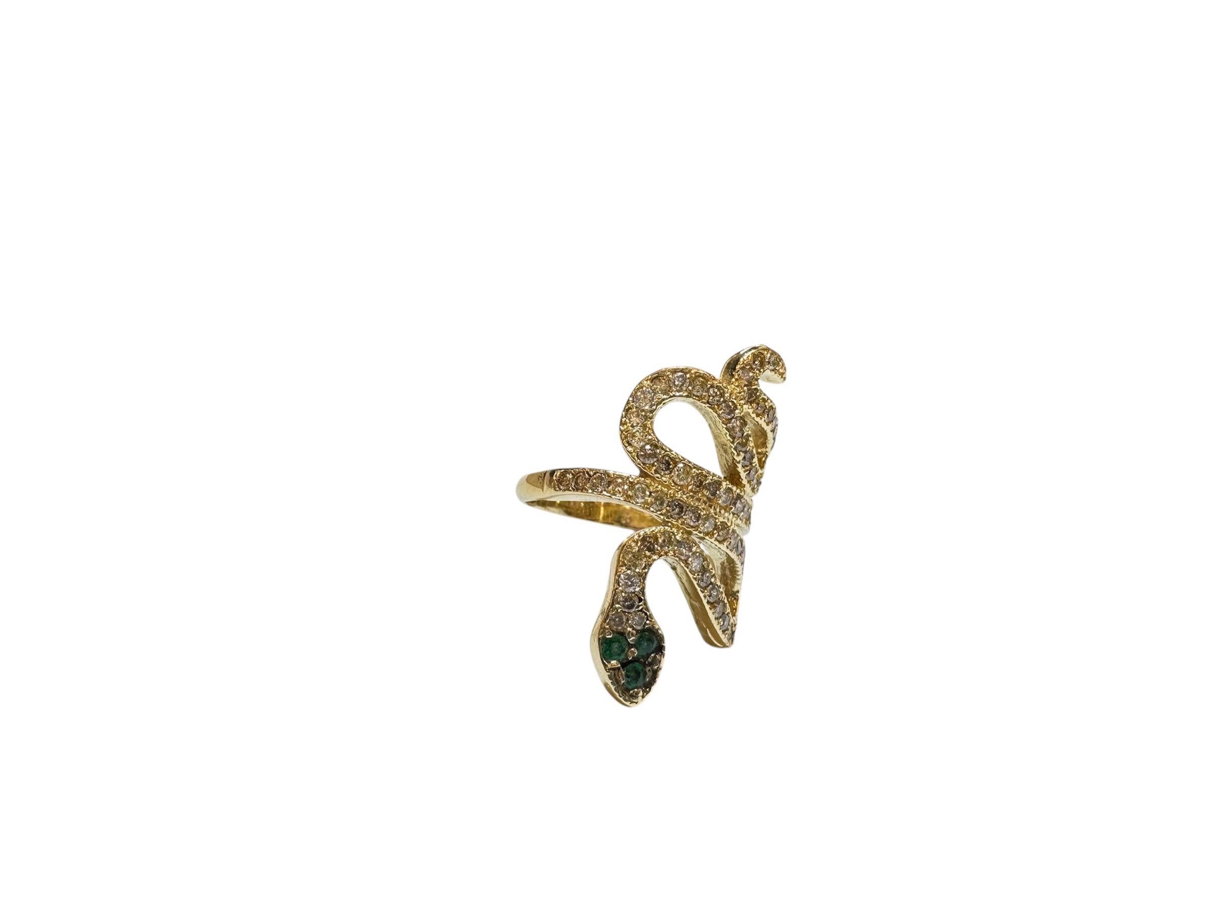14K Gold Schlangenring mit 1.80ct F VS1 Diamanten & Smaragd Augen im Zustand „Hervorragend“ im Angebot in Tel Aviv, IL