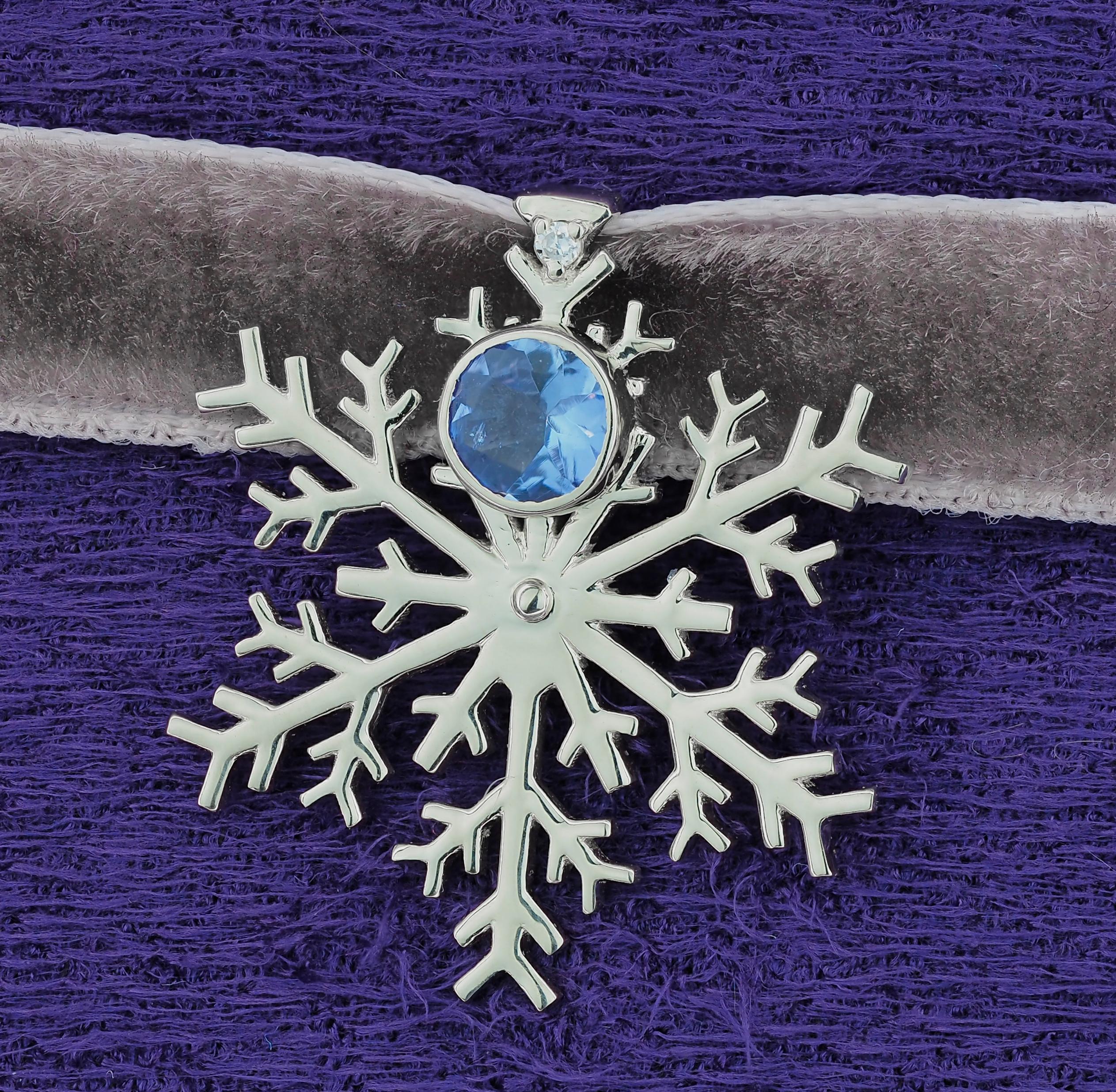 Ciondolo a forma di fiocco di neve in oro 14k. Ciondolo di tanzanite. Ciondolo di neve. Ciondolo rotondo in tanzanite. 

Peso: 1,2 g.
Dimensioni: 18,6 x 17 mm.
Incastonatura di tanzanite, colore blu chiaro
Taglio rotondo, circa 0,45 ct in