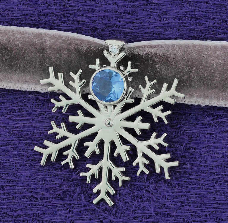 14 kt solid gold snowflake pendant with natural tanzanite and diamonds.
Weight: 1.1 g.
Size: 18.6 x 17 mm.
Set with tanzanite, color - light blue
Round cut, approx 0.45 ct in total
Clarity: Transparent with inclusions
Surrounding stone:
Diamond: