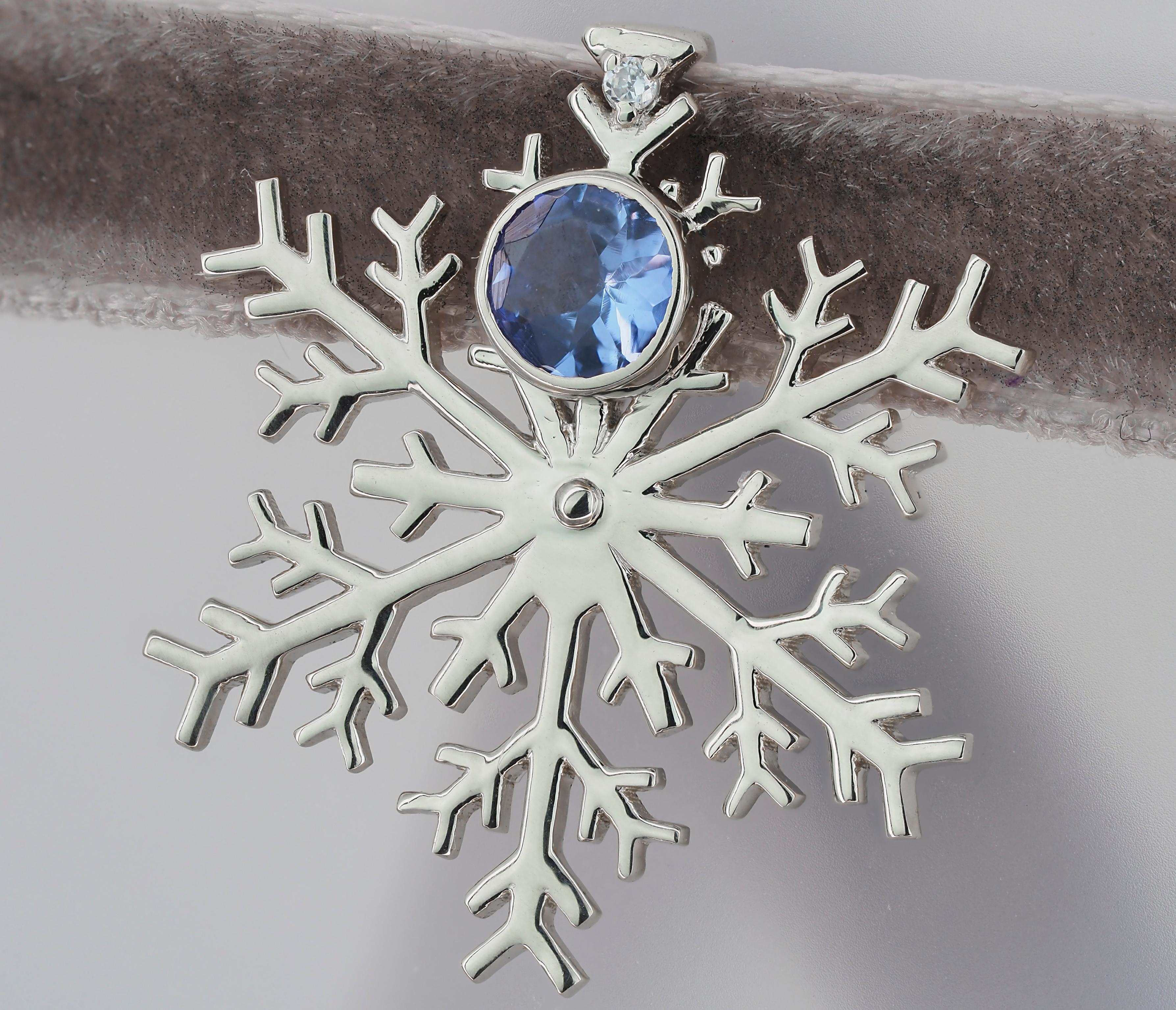 Moderno Ciondolo a forma di fiocco di neve in oro 14k con tanzanite in vendita
