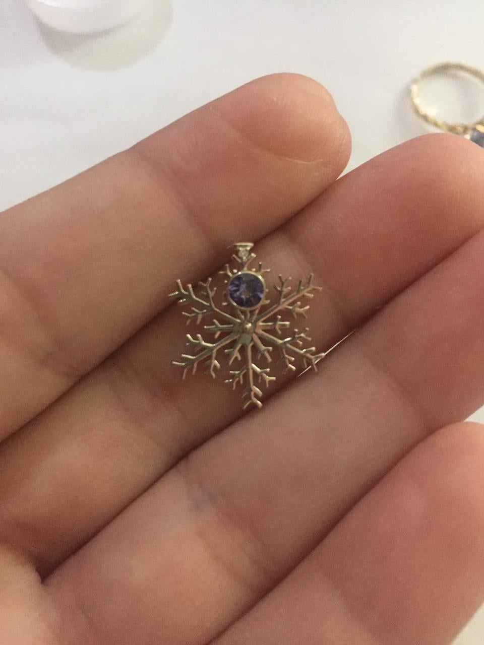 Moderno Ciondolo a fiocco di neve in oro 14k con tanzanite naturale e diamanti in vendita