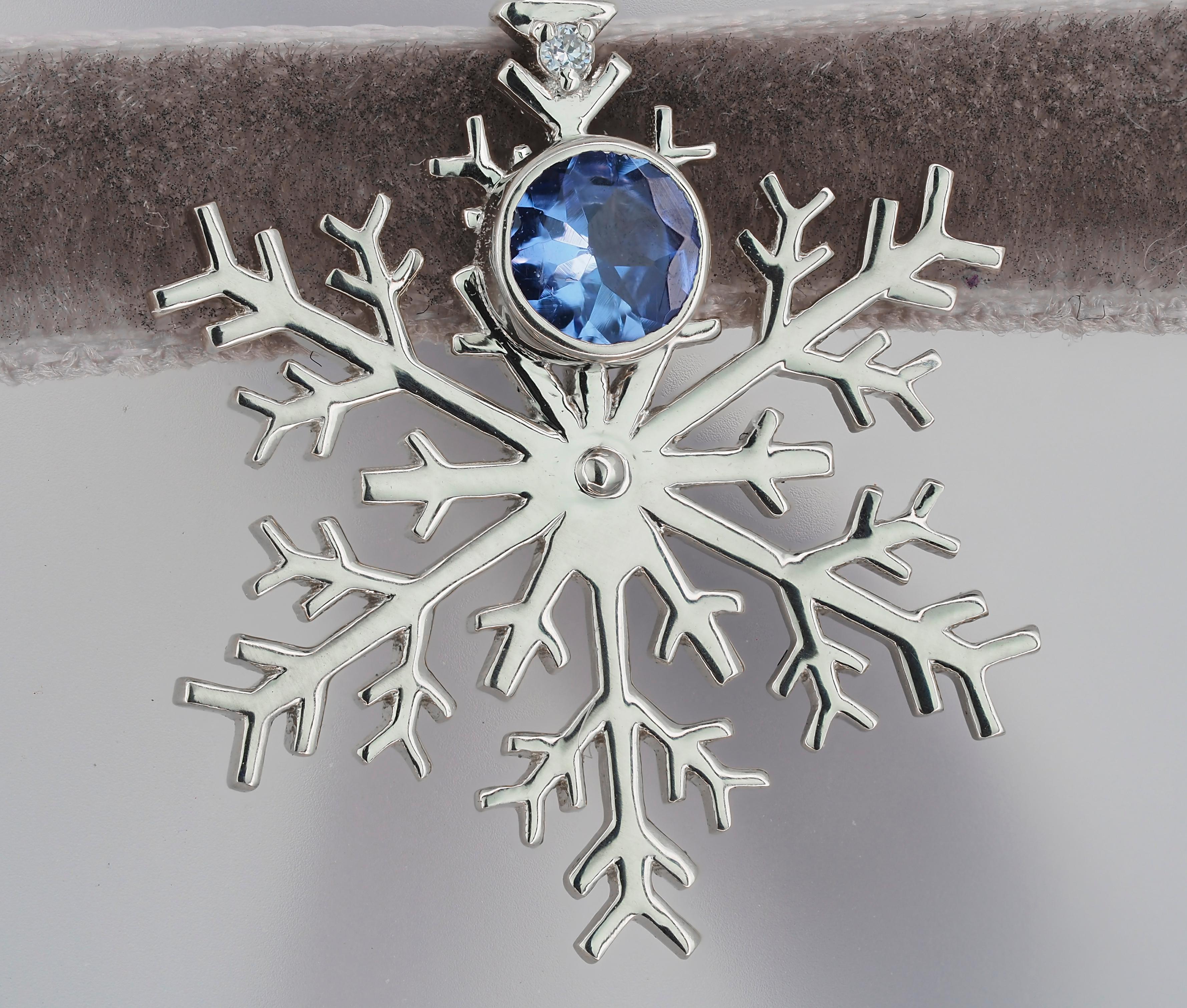 Taglio rotondo Ciondolo a forma di fiocco di neve in oro 14k con tanzanite in vendita