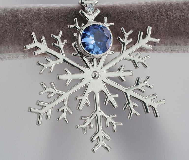 Round Cut 14k Gold Snowflake Pendant with Natural Tanzanite and Diamonds For Sale