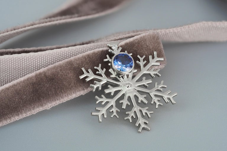 Women's 14k Gold Snowflake Pendant with Natural Tanzanite and Diamonds For Sale