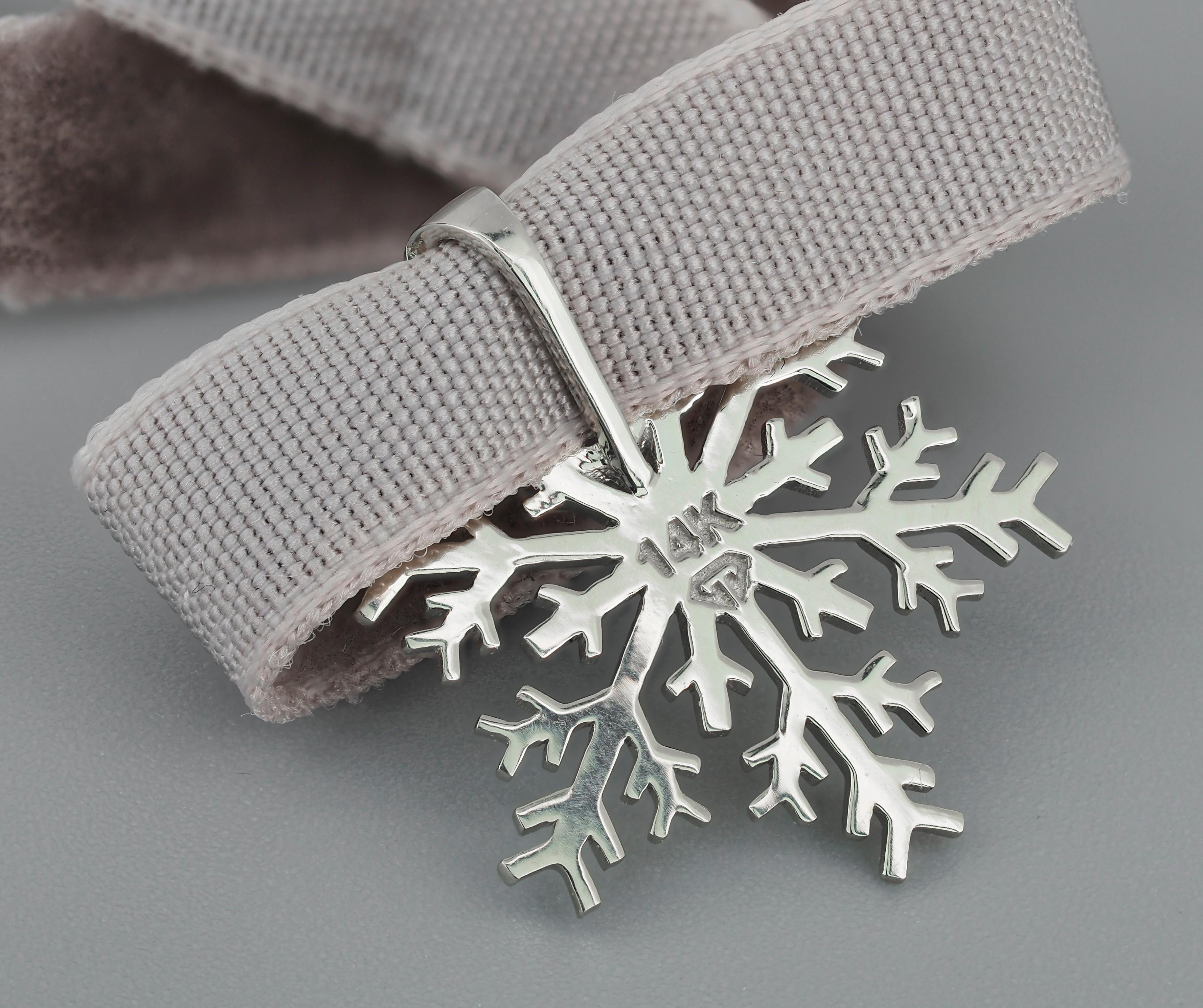 Ciondolo a forma di fiocco di neve in oro 14k con tanzanite in vendita 1