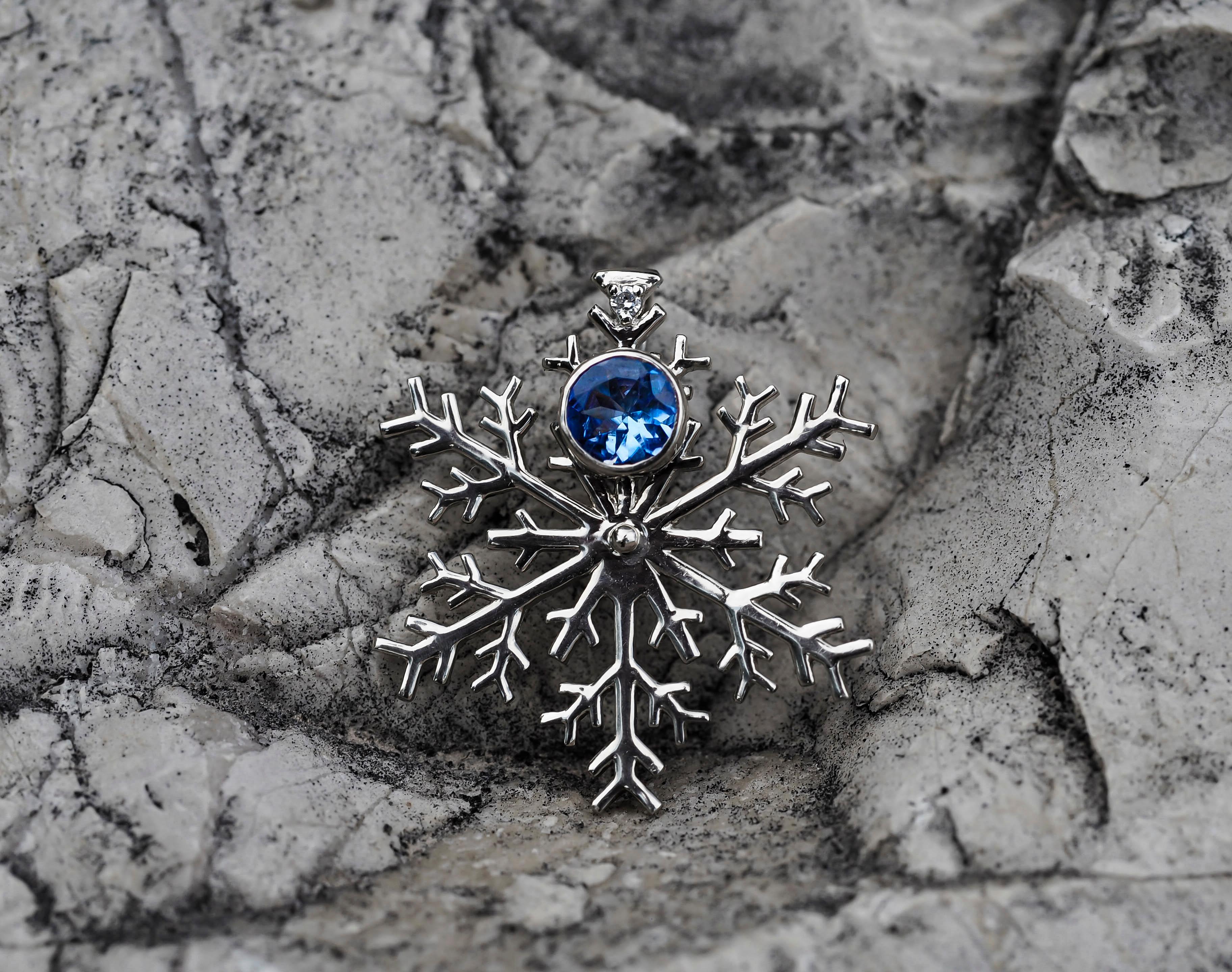 Ciondolo a fiocco di neve in oro 14k con tanzanite naturale e diamanti in vendita 3
