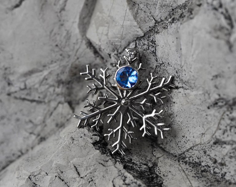 14k Gold Snowflake Pendant with Natural Tanzanite and Diamonds For Sale 3