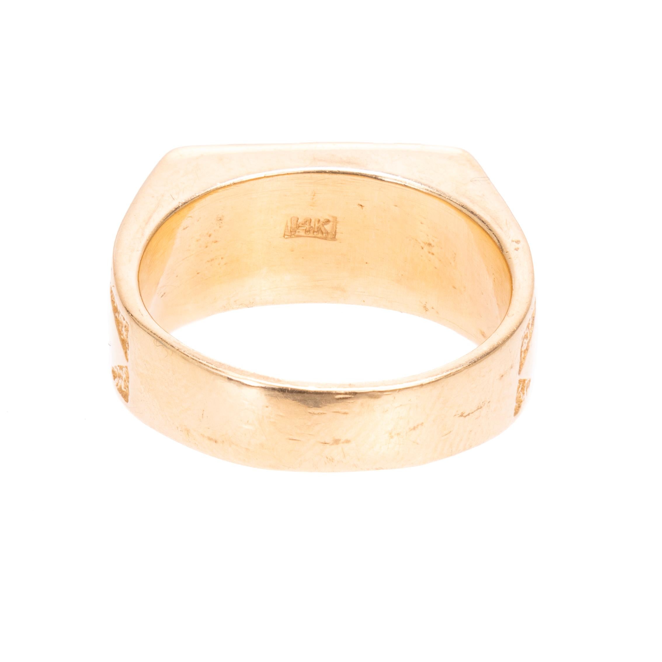 Pista di pattinaggio in oro 14k con intarsio a mosaico del sud-ovest. Timbrato 14K, ulteriormente marcato con una cifra illeggibile. Fascia d'oro affusolata con intarsio di pietre a mosaico con turchese, corallo, onice, sugilite e lapis e motivi