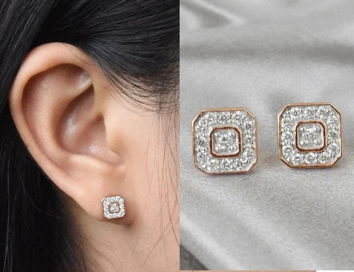 Clous d'oreilles en or rose, or jaune et or blanc 14k avec diamants taille émeraude.

Ces délicats clous d'oreilles sont fabriqués en or massif 14 carats et comportent des diamants naturels brillants et ronds, sertis par des maîtres sertisseurs dans