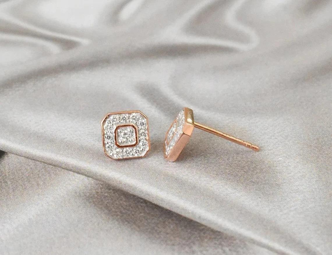 Clous d'oreilles en or 14 carats avec diamants taille émeraude et grappe de diamants Neuf - En vente à Bangkok, TH
