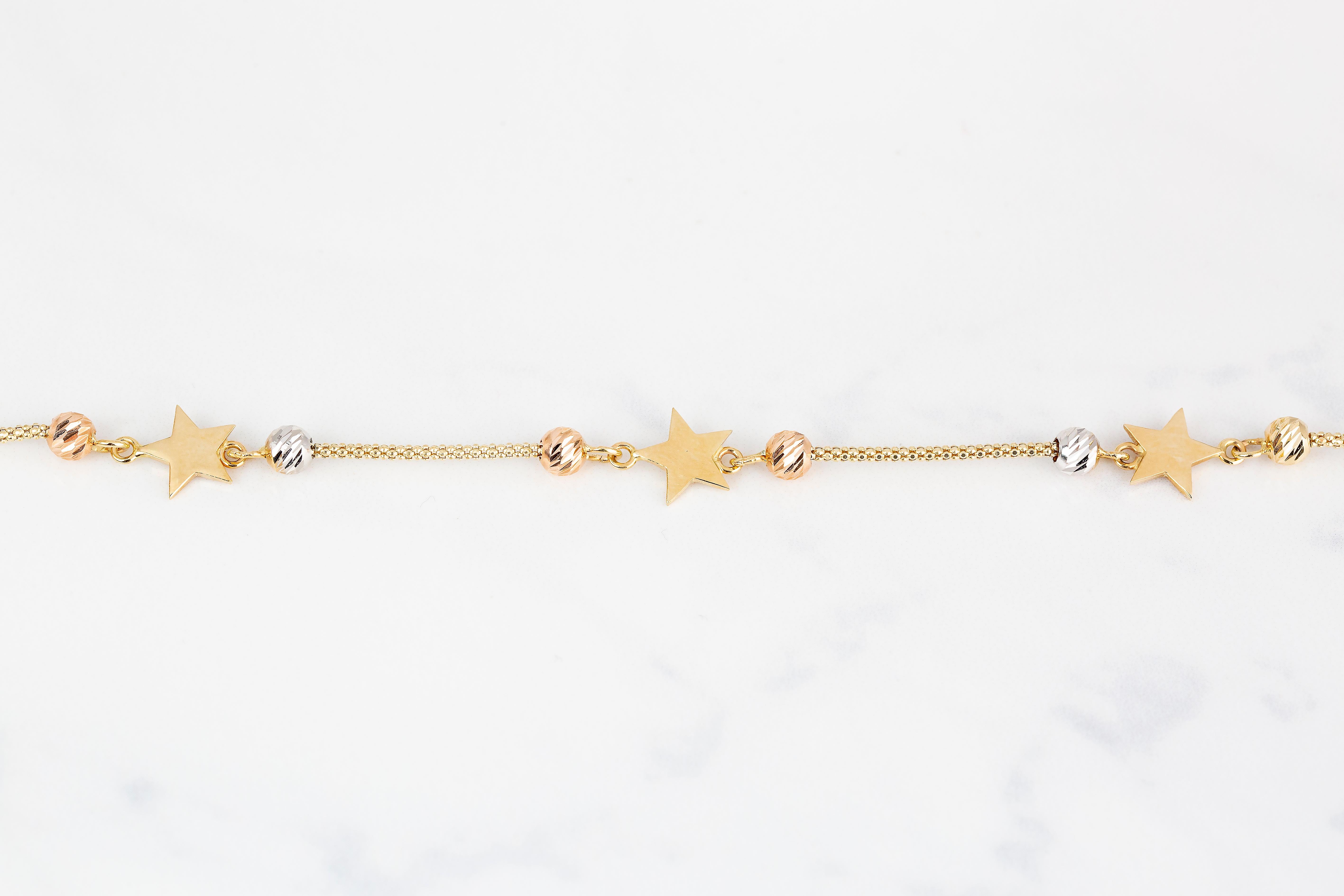 Contemporain Bracelet en perles délicates avec breloques étoiles en or 14K en vente