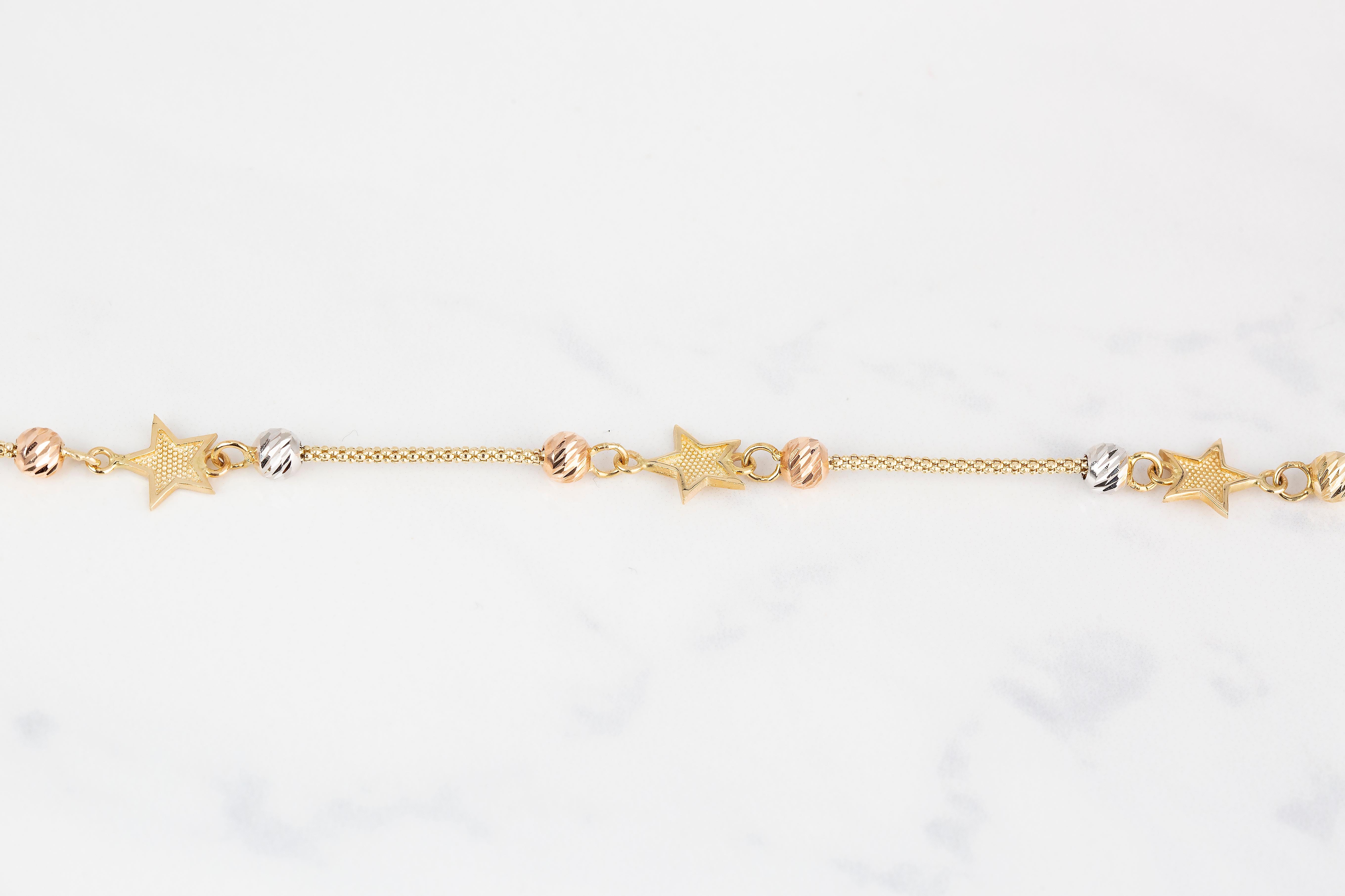 Bracelet en perles délicates avec breloques étoiles en or 14K Neuf - En vente à ISTANBUL, TR