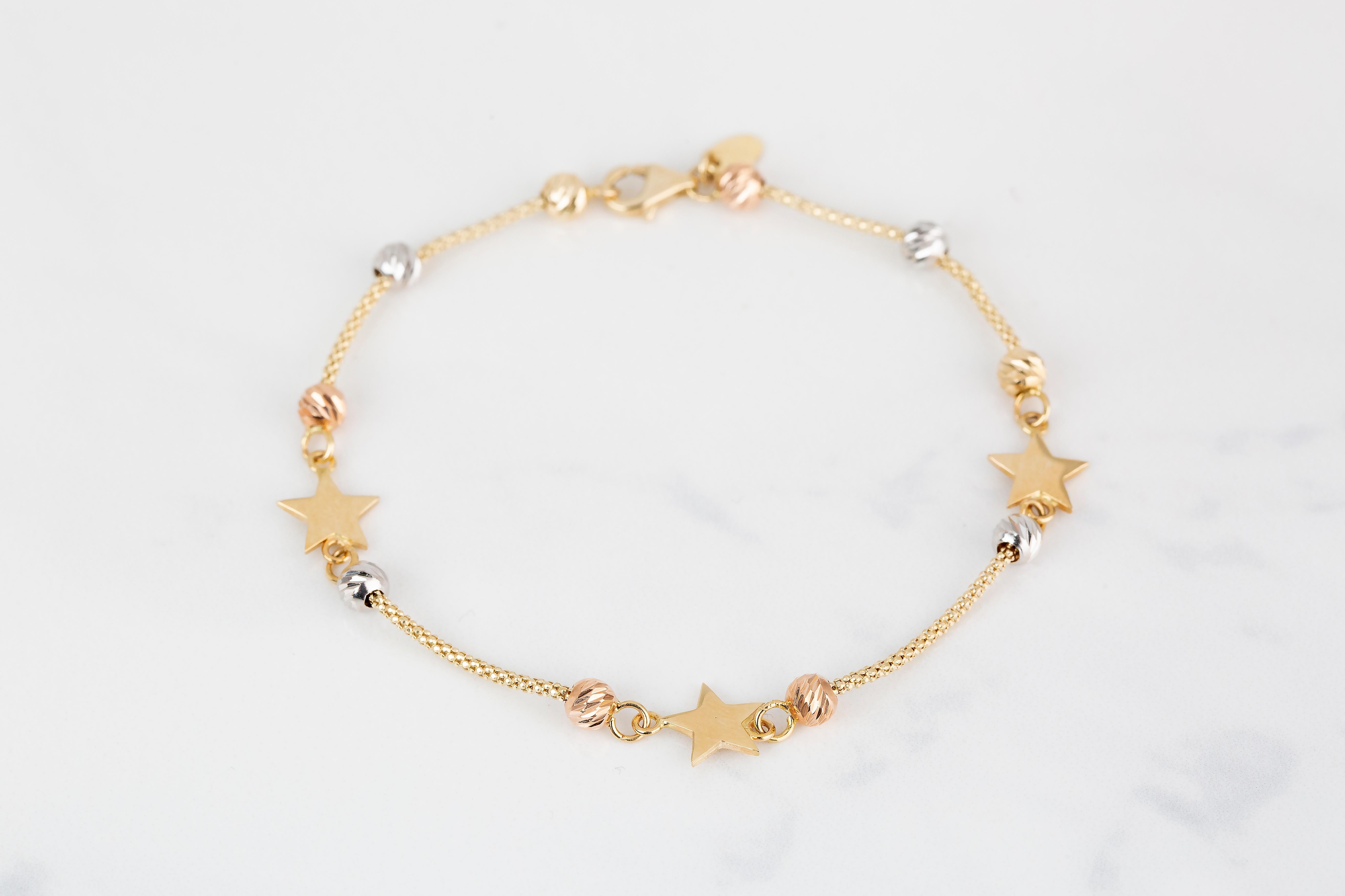 Bracelet en perles délicates avec breloques étoiles en or 14K Pour femmes en vente