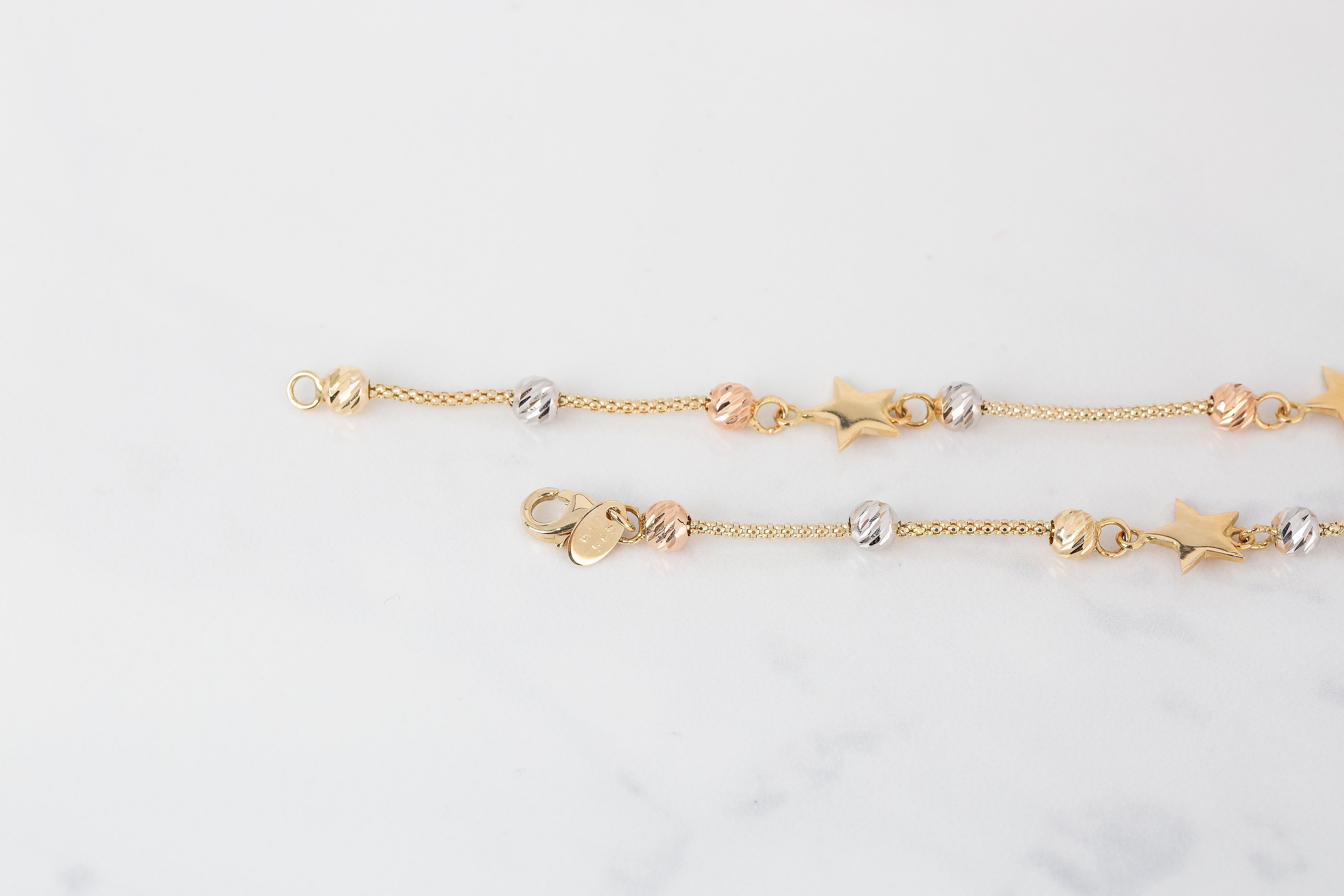 Bracelet en perles délicates avec breloques étoiles en or 14K en vente 1