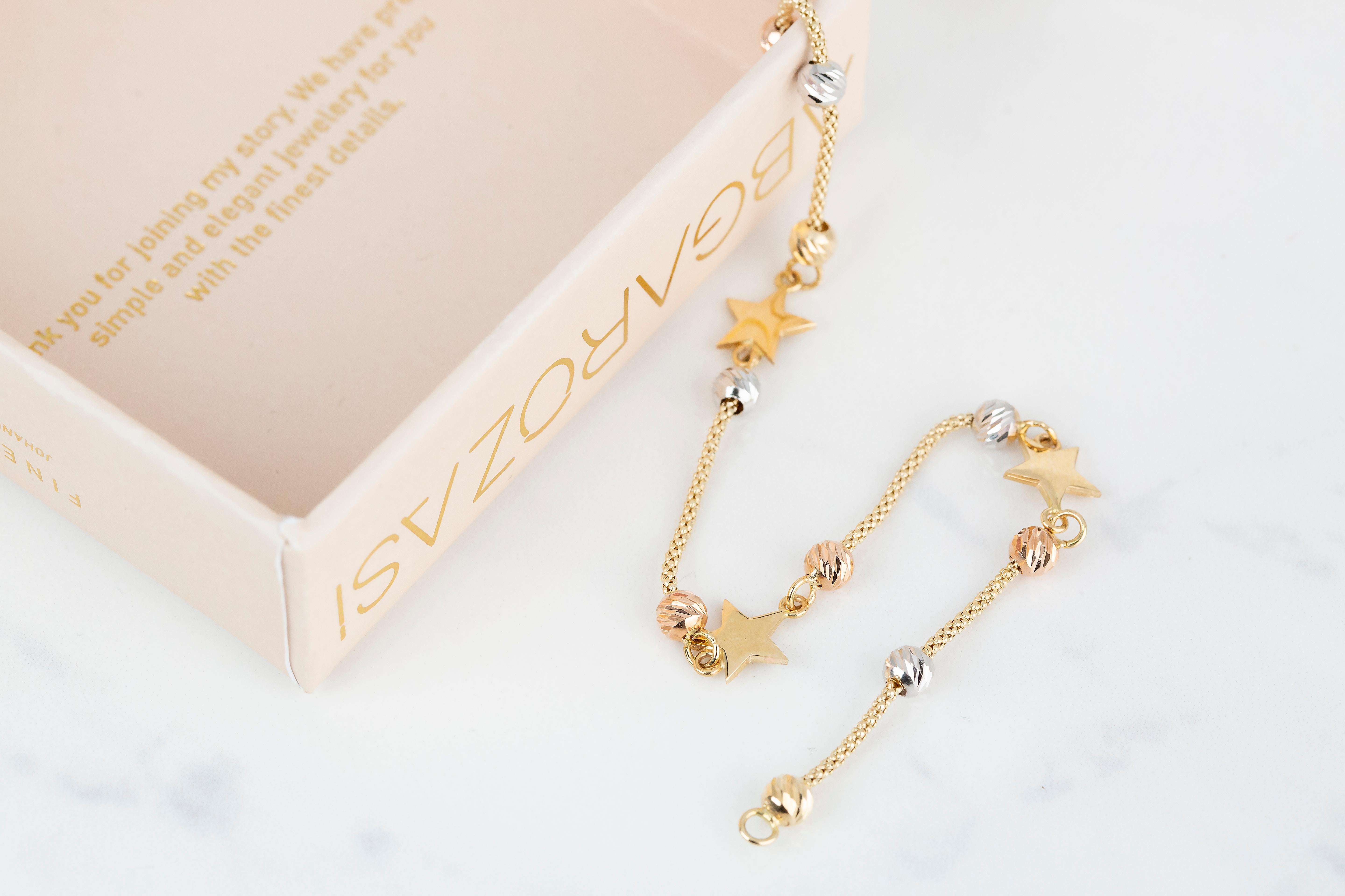 Bracelet en perles délicates avec breloques étoiles en or 14K en vente 2