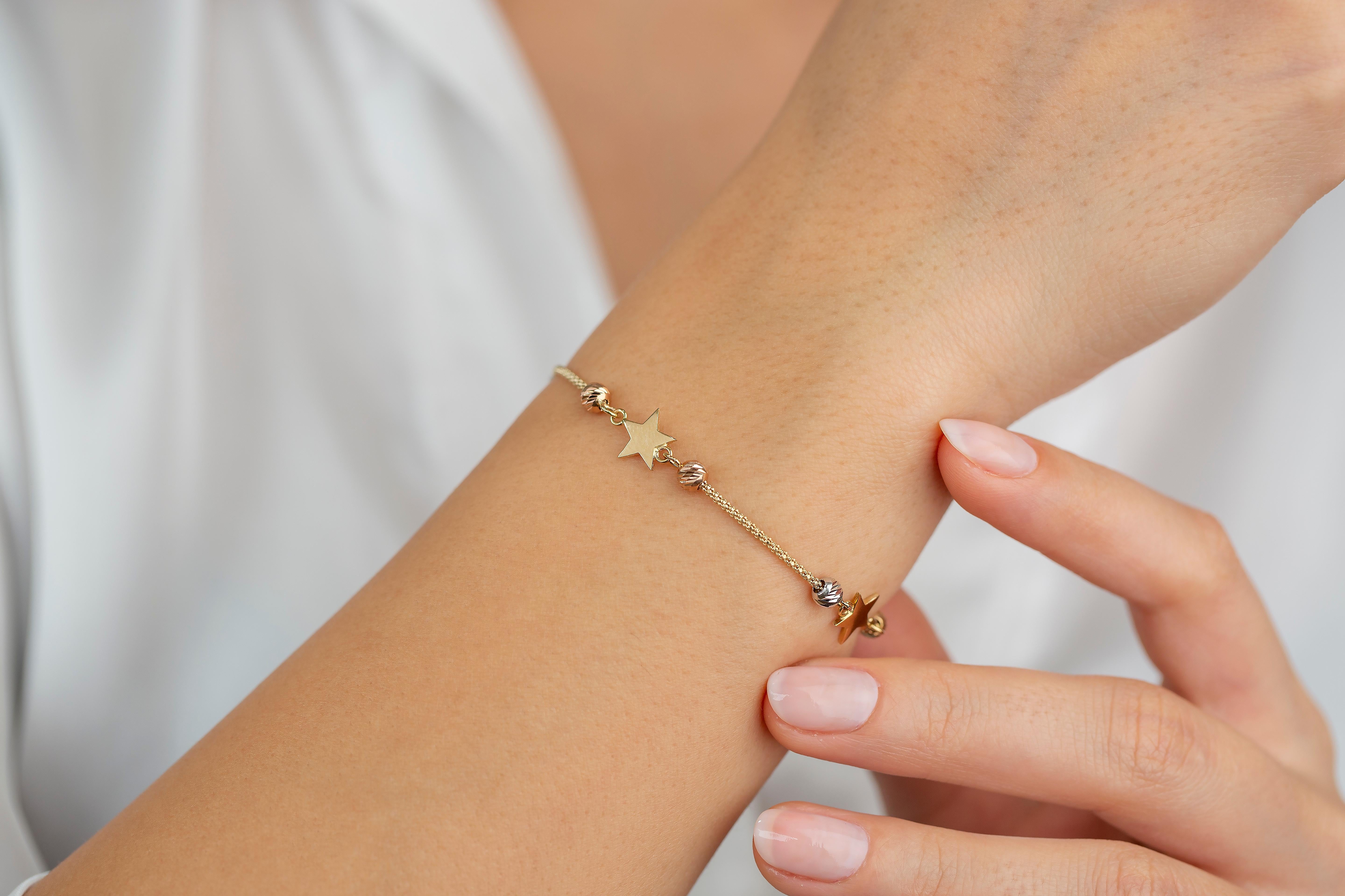 Bracelet en perles délicates avec breloques étoiles en or 14K en vente 3
