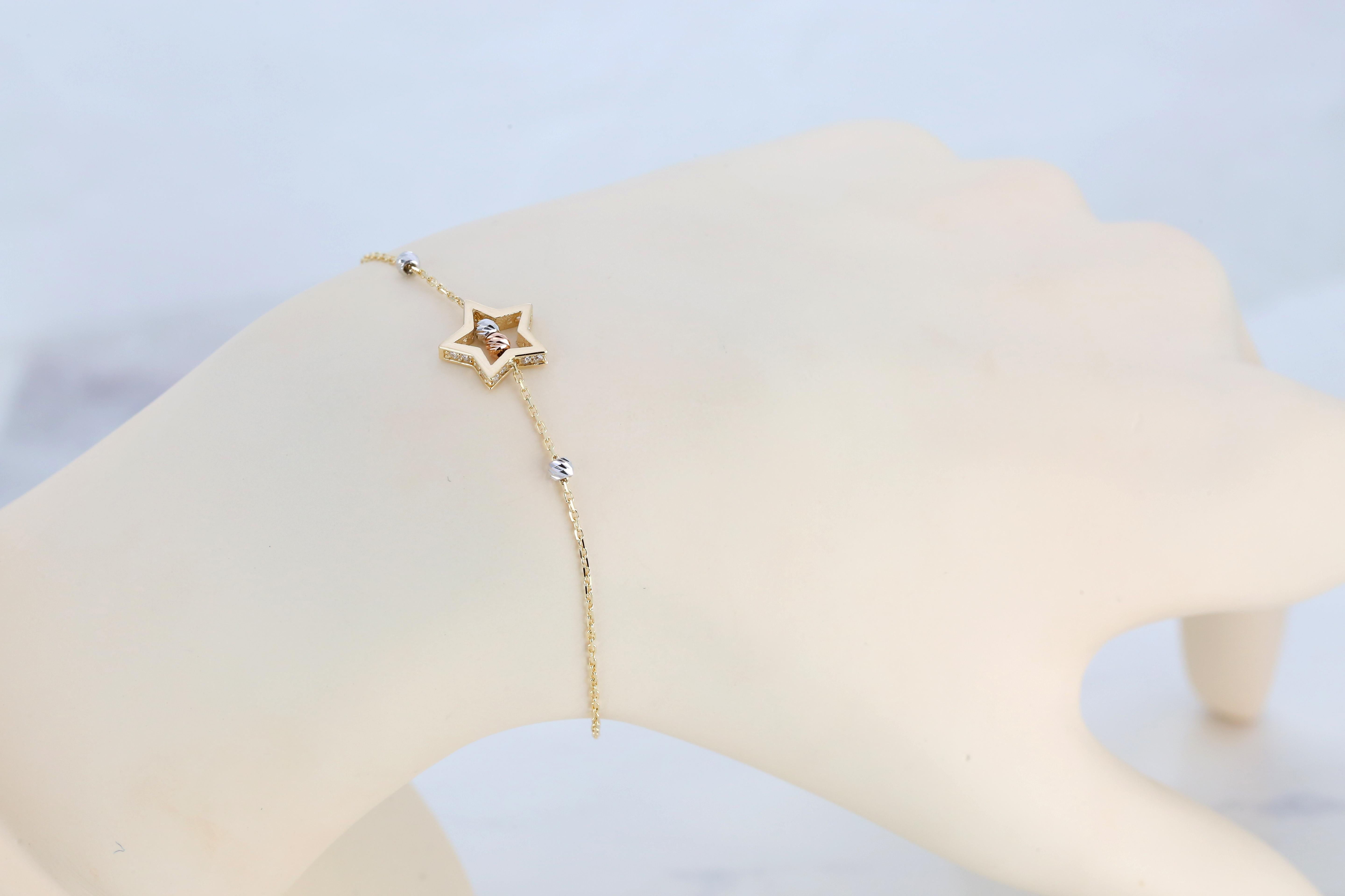 14K Gold Star Shape Dainty Bracelet For Sale 5