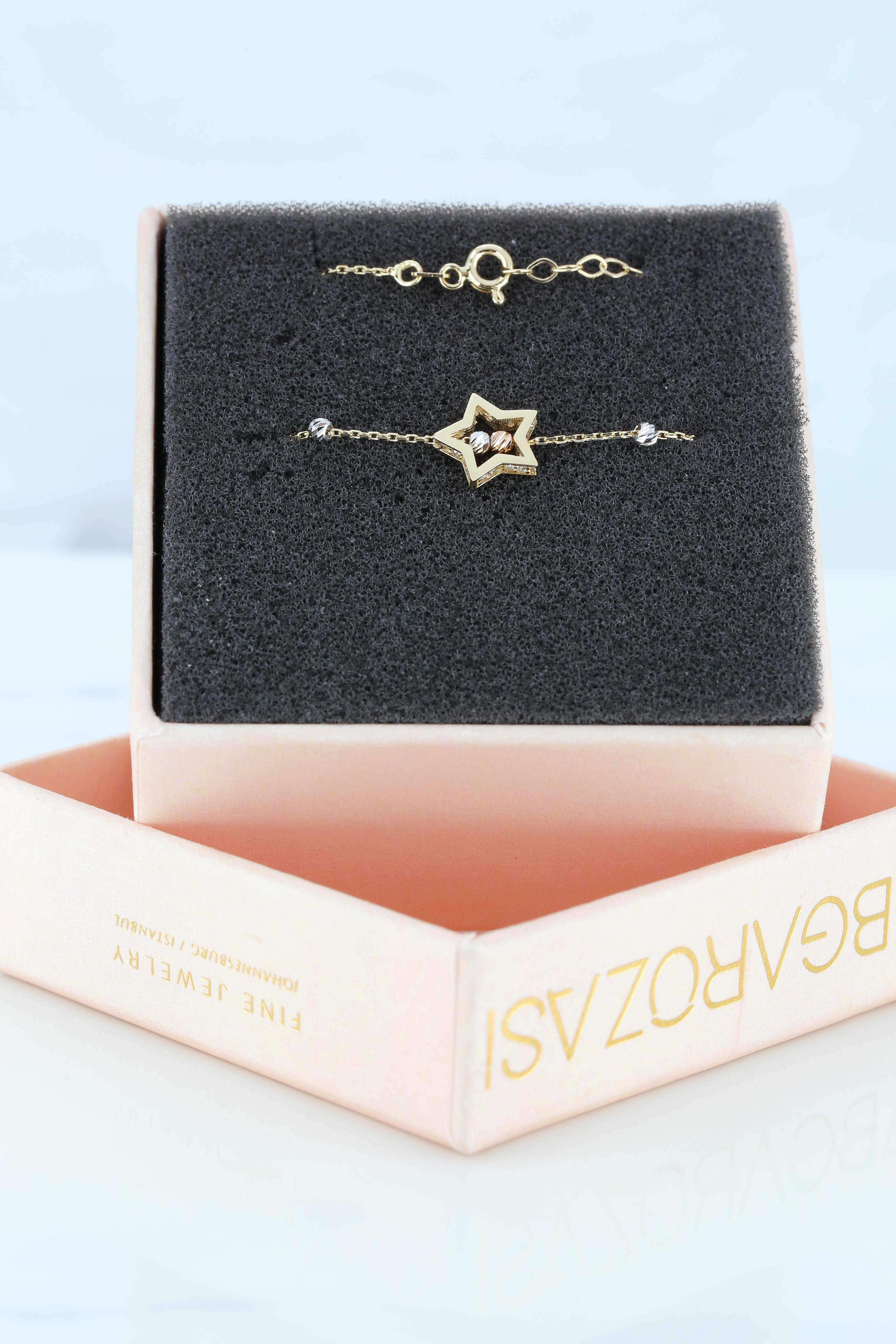 14K Gold Star Shape Dainty Bracelet In New Condition For Sale In ISTANBUL, TR