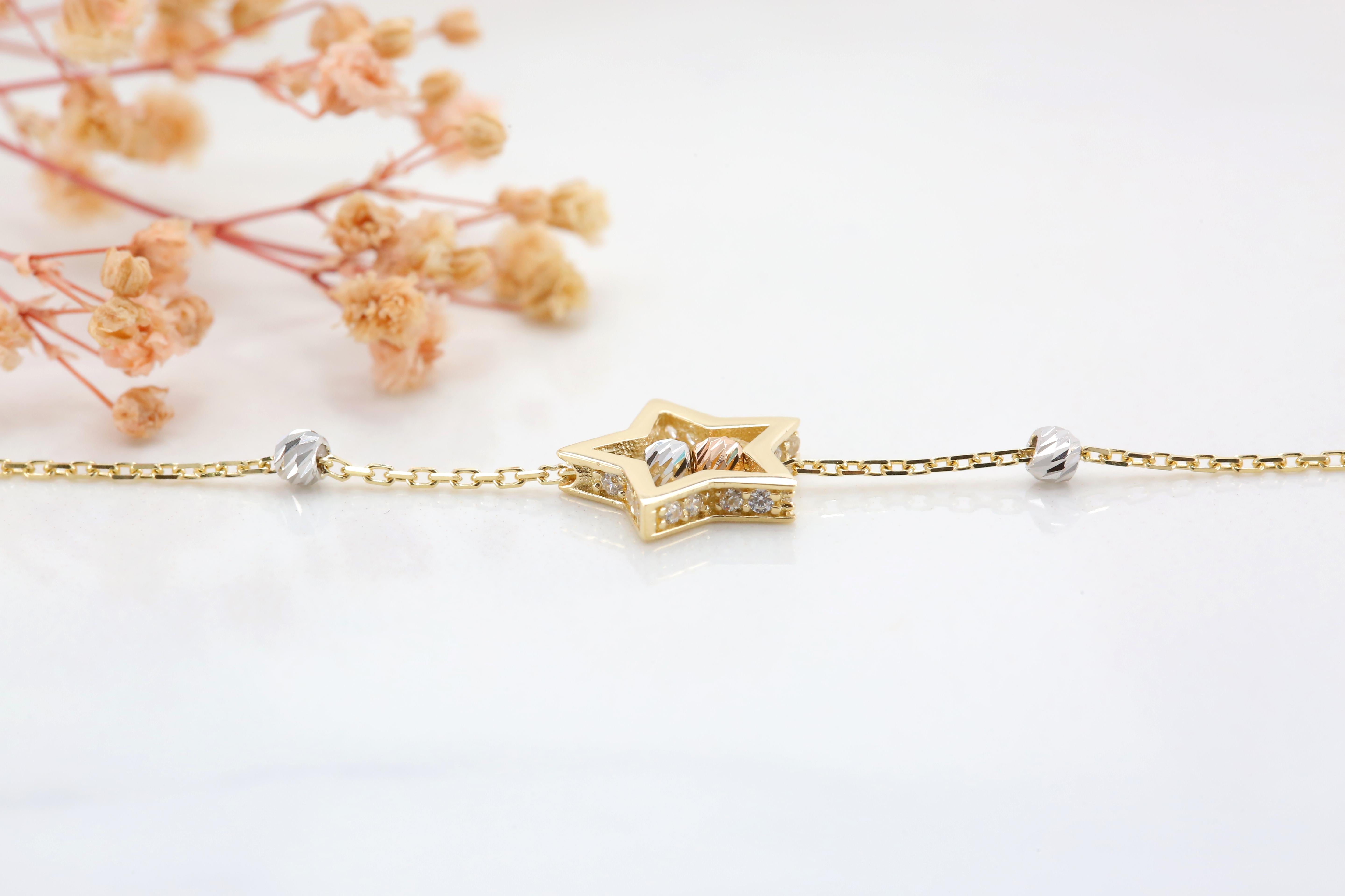 14K Gold Star Shape Dainty Bracelet For Sale 3