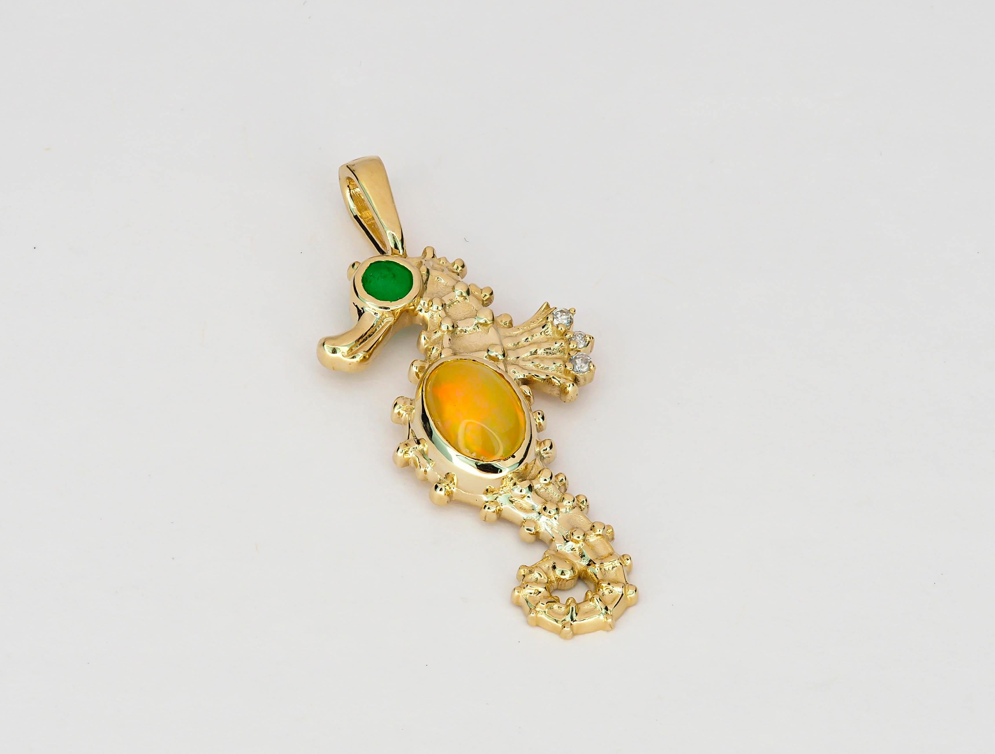 Moderne Pendentif cheval étoilé en or 14 carats avec opale, émeraude et diamants en vente