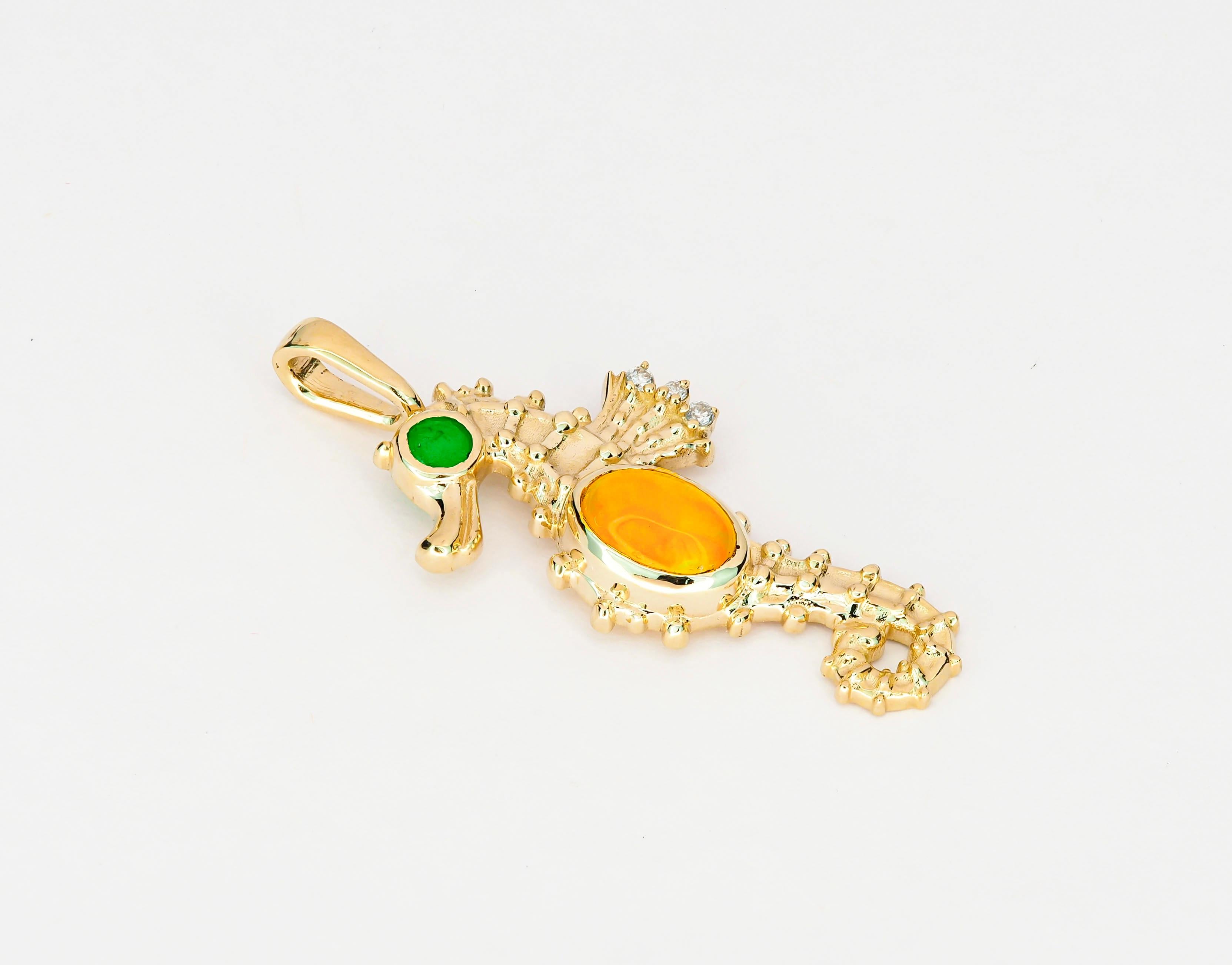 Taille ovale Pendentif cheval étoilé en or 14 carats avec opale, émeraude et diamants en vente