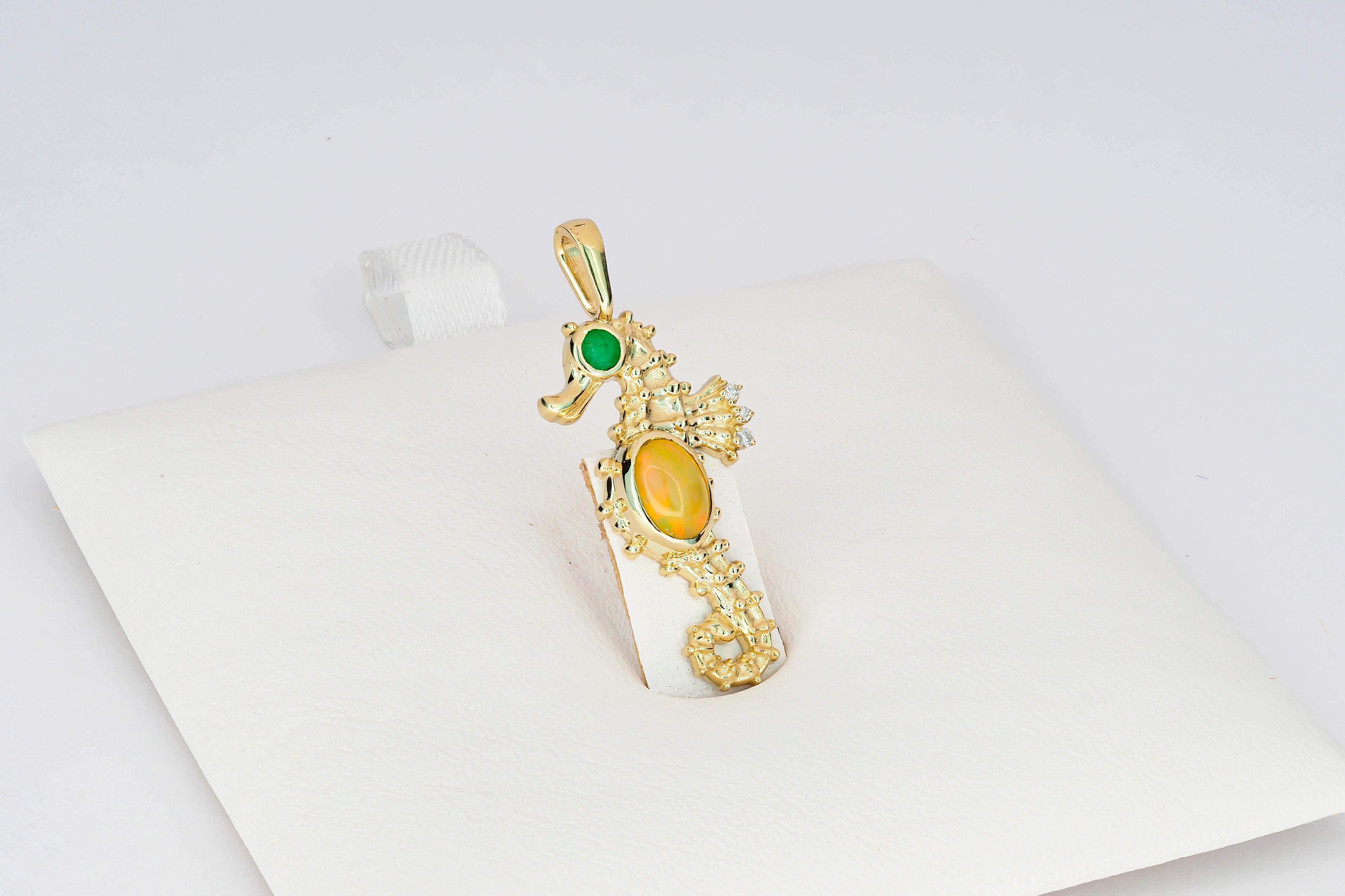 Pendentif cheval étoilé en or 14 carats avec opale, émeraude et diamants Pour femmes en vente