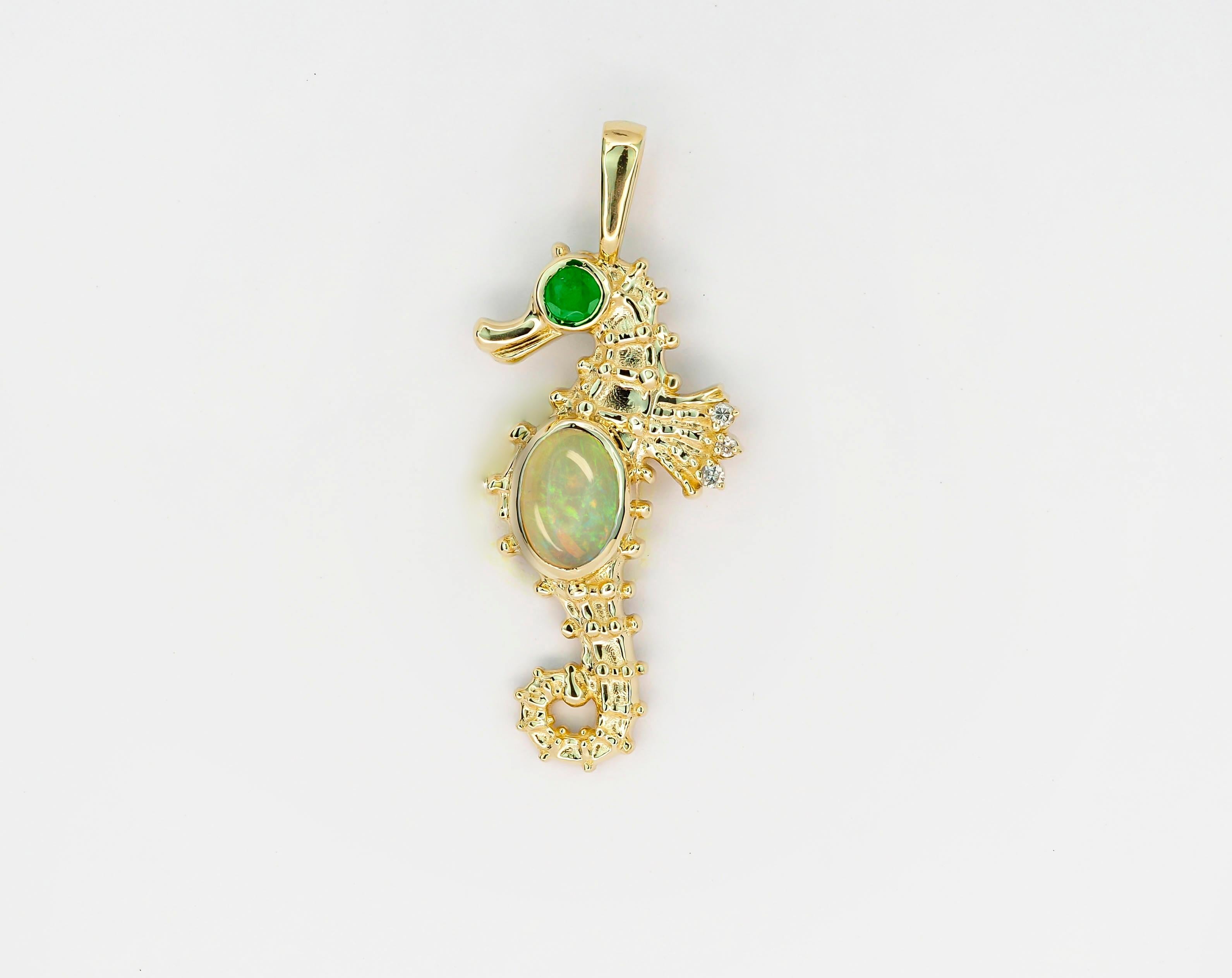Pendentif cheval étoilé en or 14 carats avec opale, émeraude et diamants en vente 1
