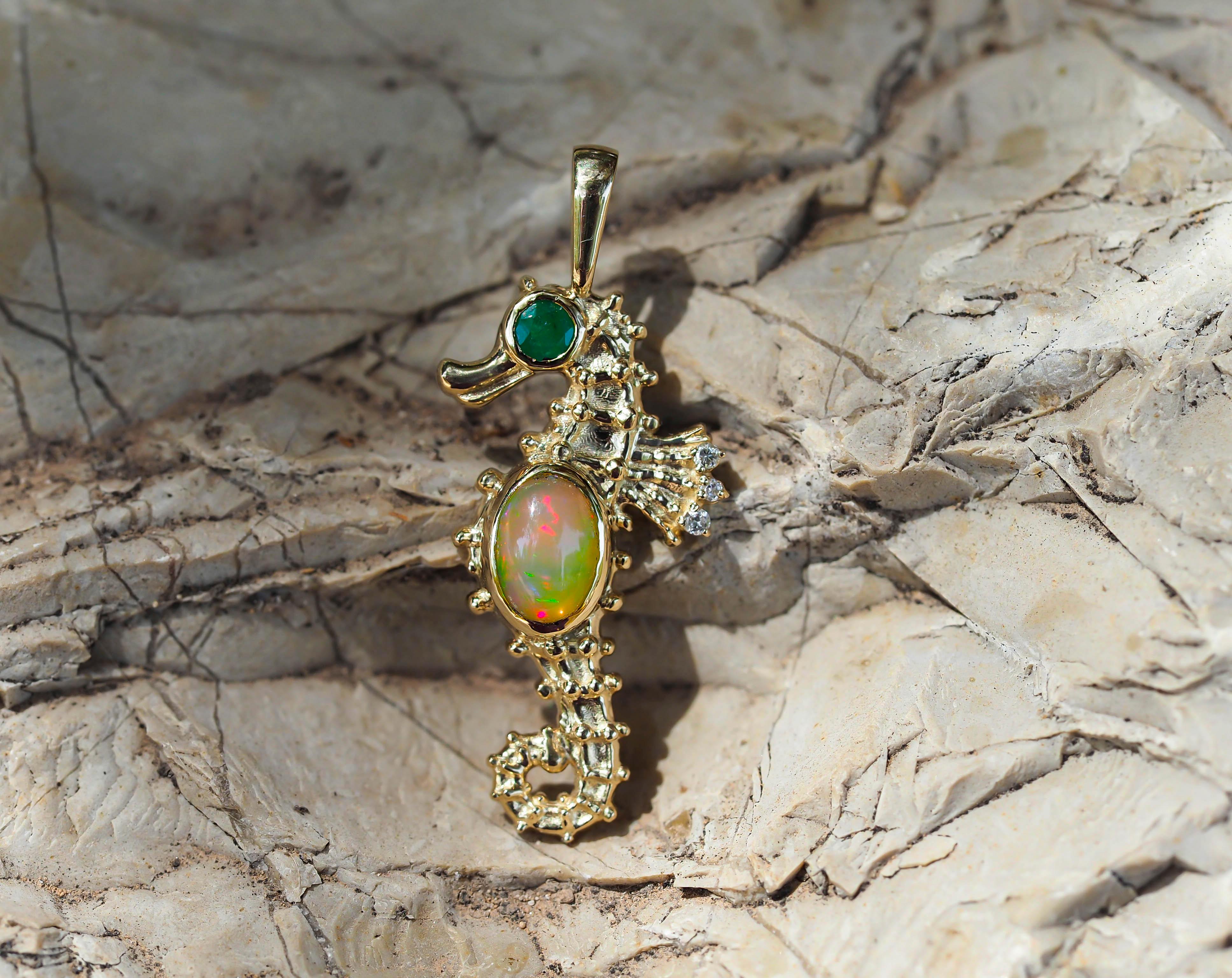 Pendentif cheval étoilé en or 14 carats avec opale, émeraude et diamants en vente 3