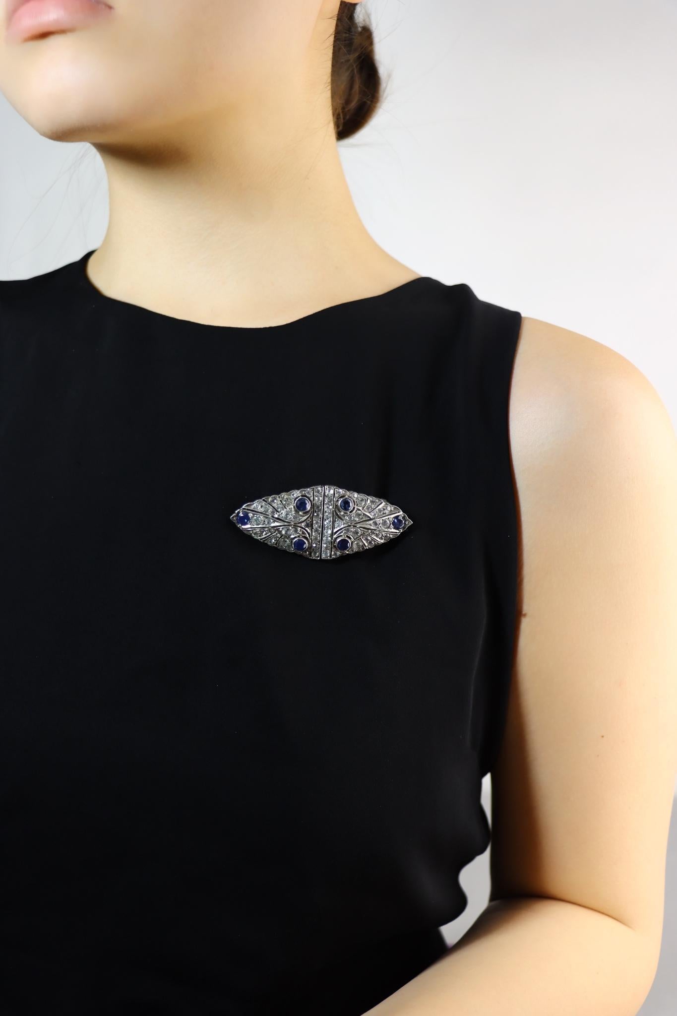 14K Gold & Sterling Blue White Sapphire Clips Brooch

Approximate Dimensions:
6.5 cm (Length) 
2.8 cm (Width)
30.1 grams in weight.