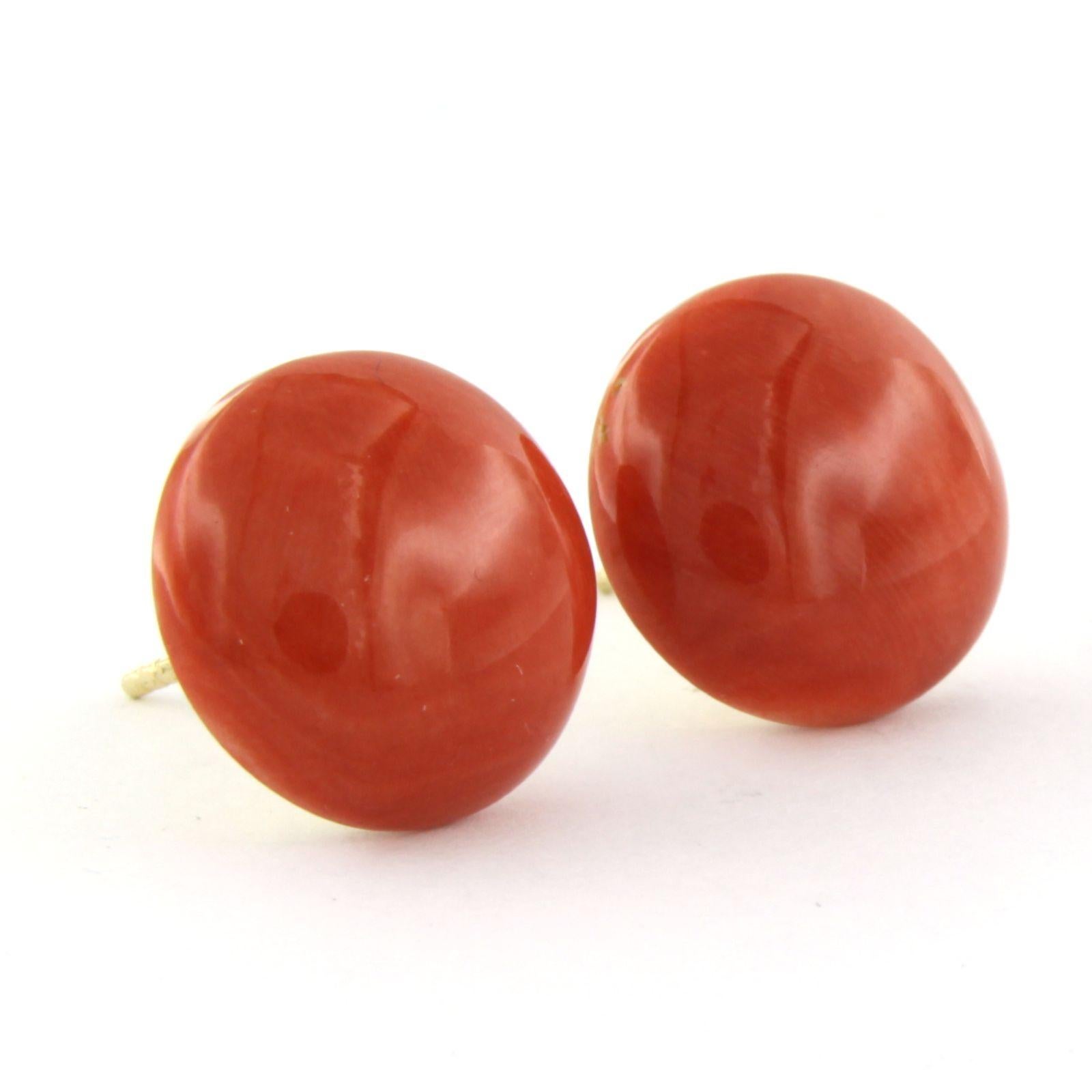 Ohrstecker aus 14k Gold, besetzt mit Corallium Rubrum - 8,6 Gramm -  1,6 cm breit im Zustand „Hervorragend“ im Angebot in The Hague, ZH