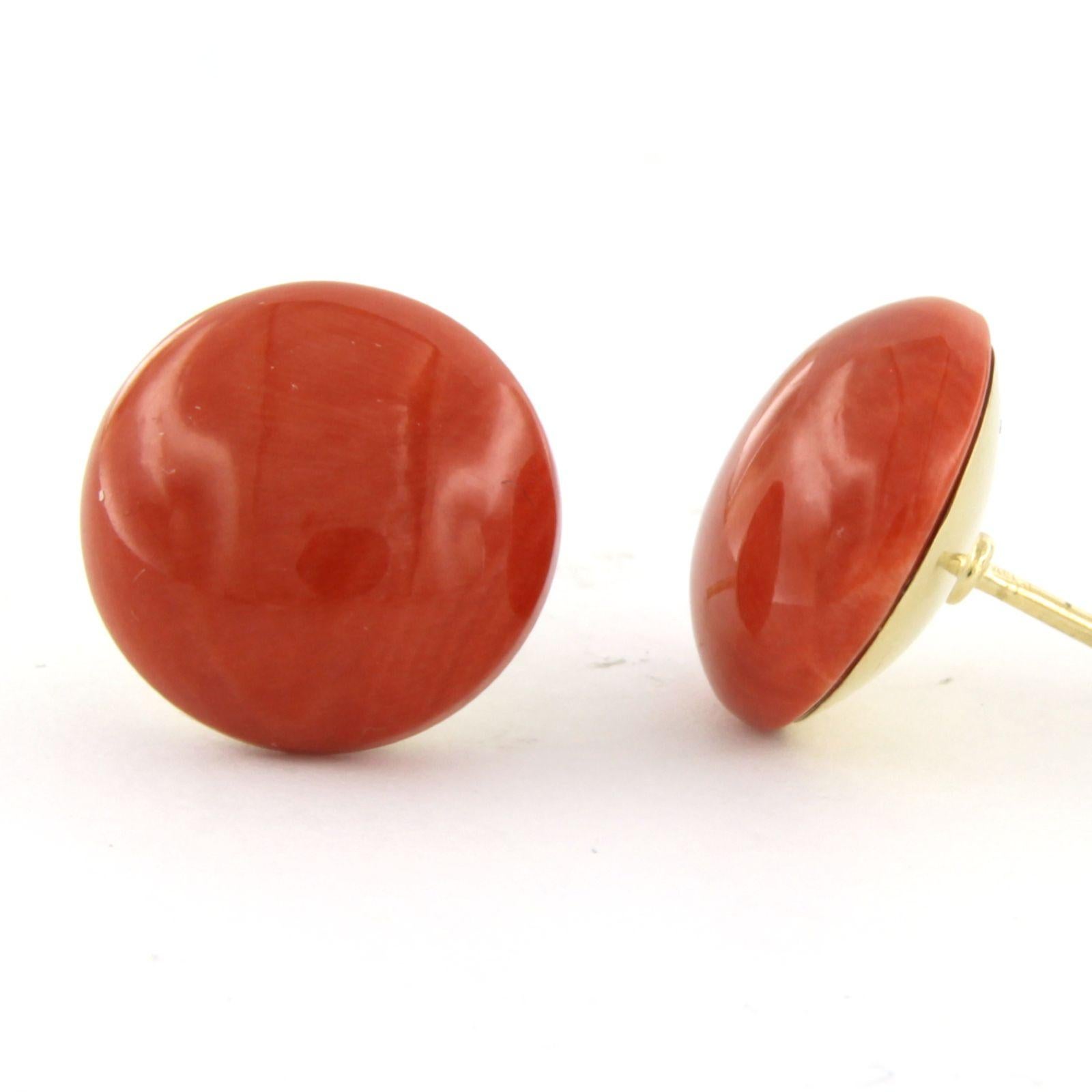 Ohrstecker aus 14k Gold, besetzt mit Corallium Rubrum - 8,6 Gramm -  1,6 cm breit im Angebot 1