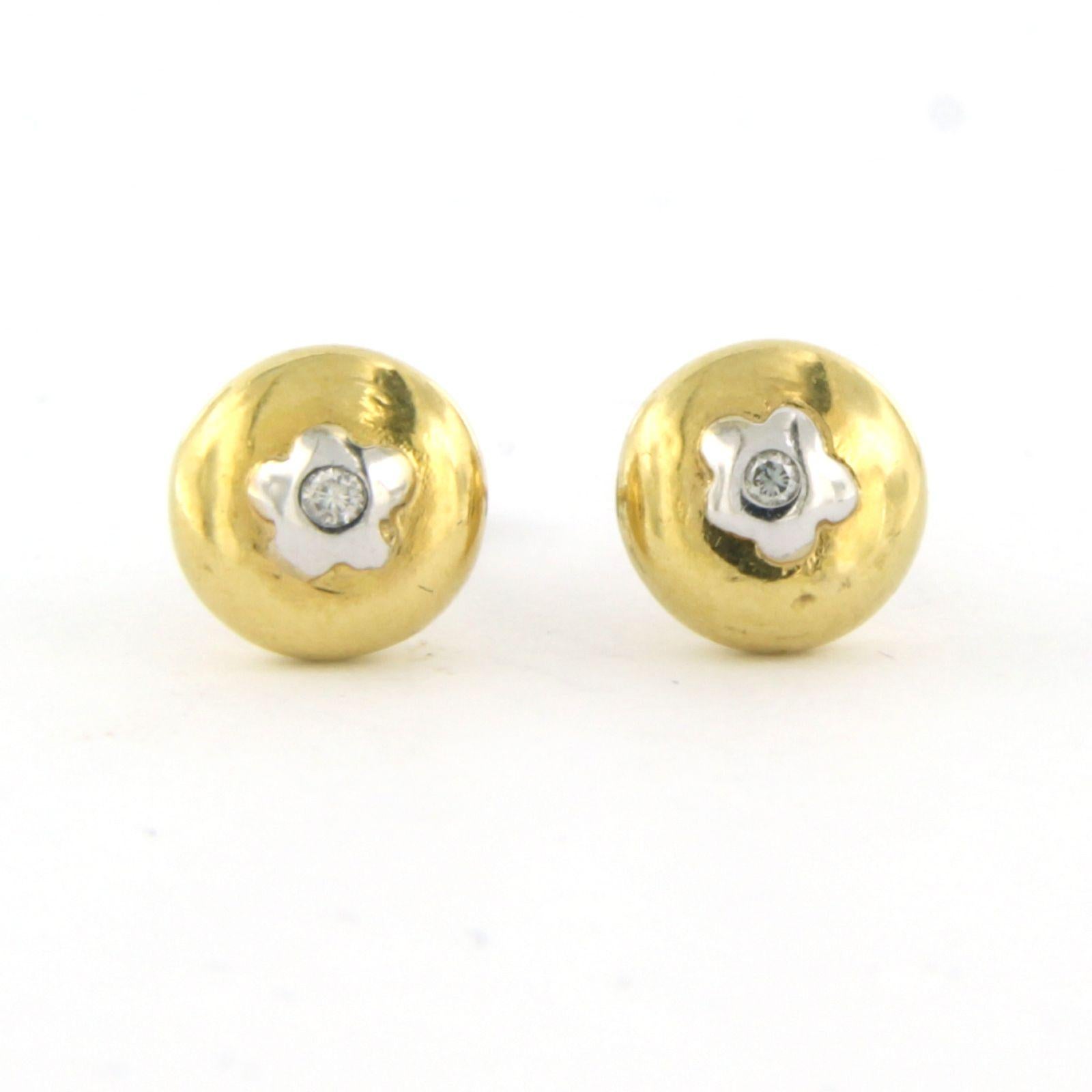 Boucles d'oreilles solitaires en or bicolore 14k avec diamant taille brillant jusqu'à 0.02ct - F/G - VS/SI

Description détaillée :

le diamètre du goujon est de 7.1 mm de large

Poids total 3,5 grammes

set avec

- 2 x 1,3 mm de diamant taille