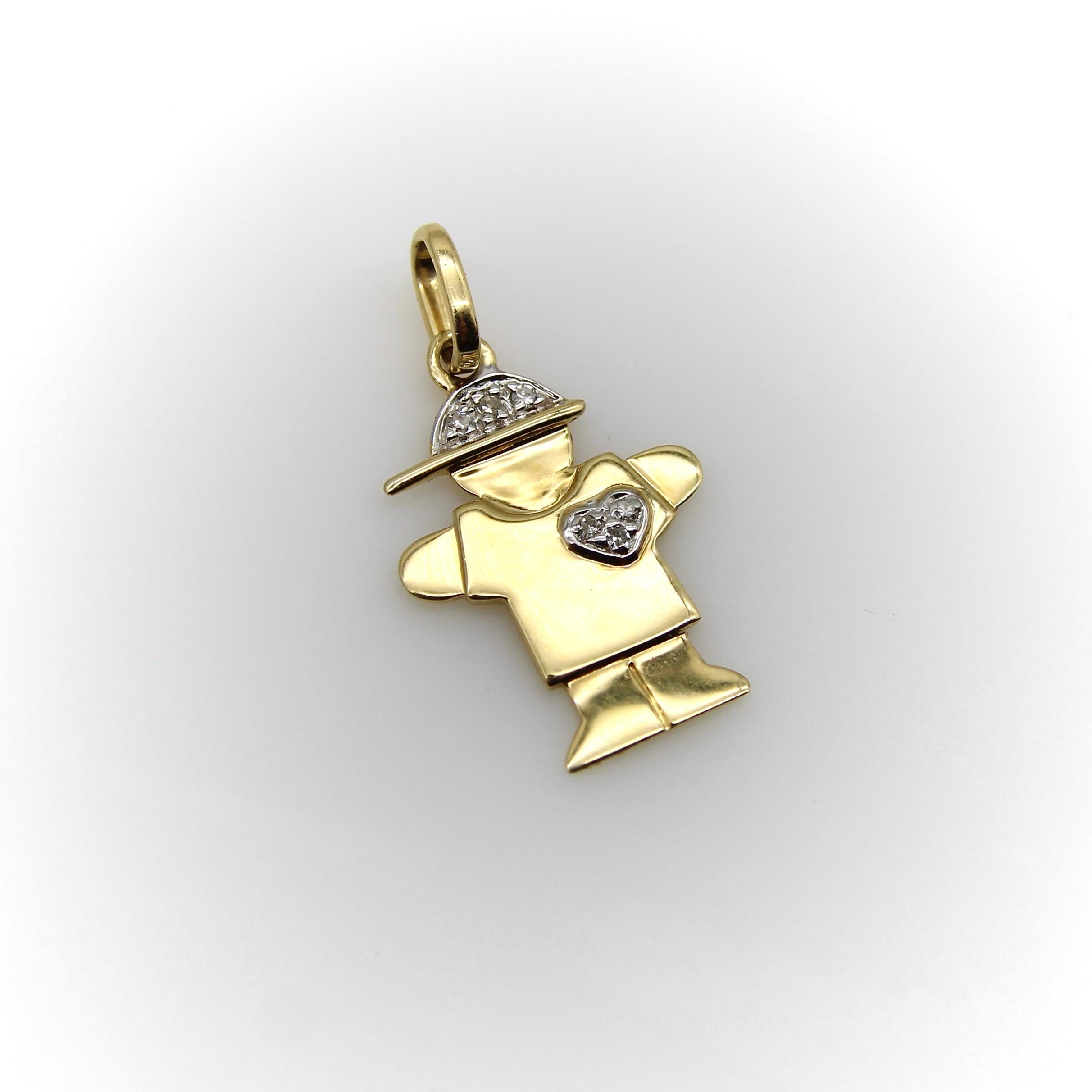 Questo charm in oro 14k rappresenta un bambino con le braccia aperte per un abbraccio. Il bambino ha un cuore sul petto e un cappellino da baseball adorabilmente oversize, entrambi tempestati di diamanti a taglio singolo. Il ciondolo è in oro
