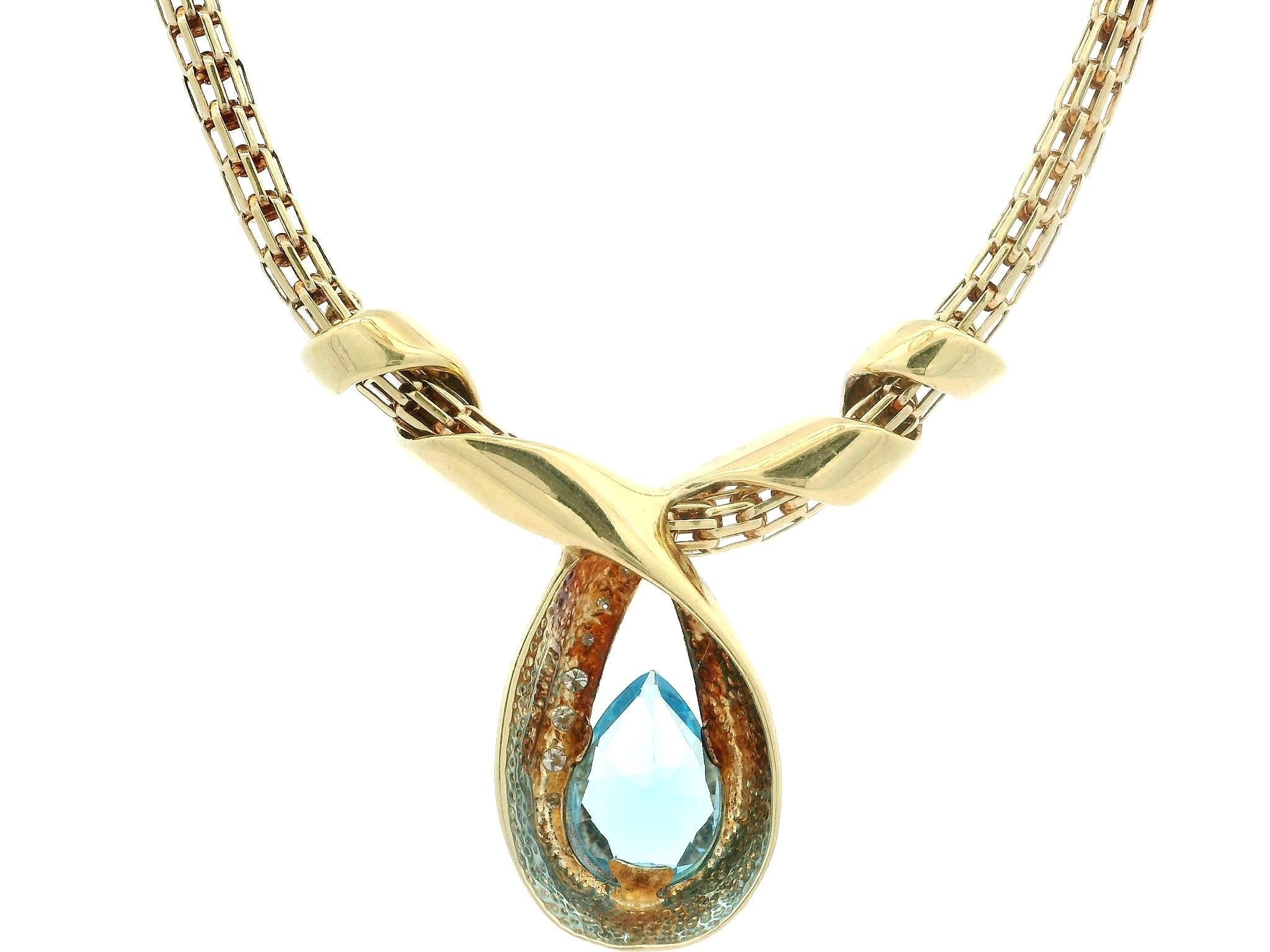 --Stein(e):--
(1) Natürlicher echter Blautopas - Birnenschliff - Kanalfassung - Farbe Schweizer Blau - 9,7x7,3 mm (ca.)
(8) Natürliche echte Diamanten - runder Brillantschliff - Pave Set - Farbe G/H - Reinheit VS1/VS2 - 0,12ctw (ca.)

MATERIAL:
