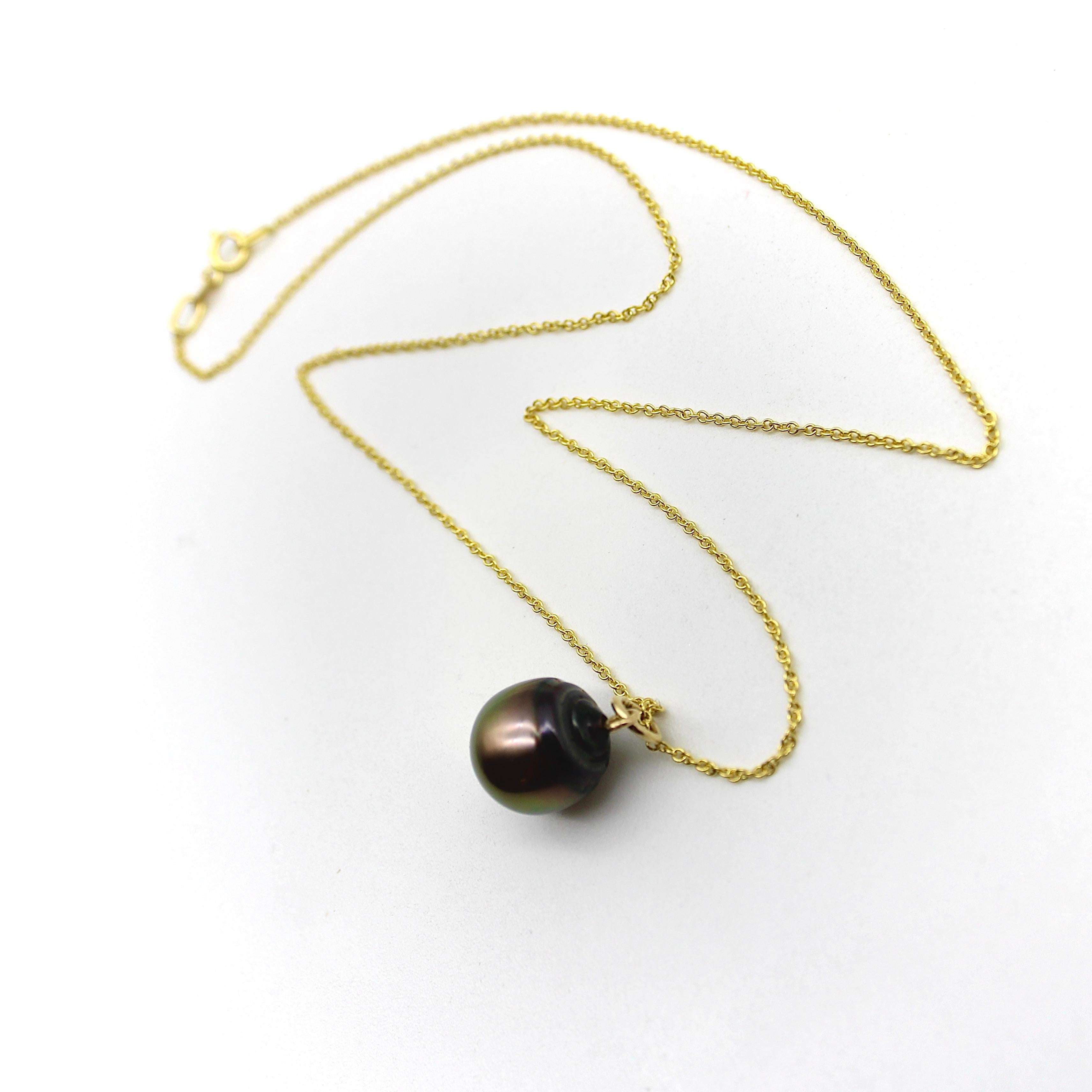 Contemporain Collier en or 14k avec pendentif en perles de Tahiti des mers du Sud et gouttes d'eau  en vente