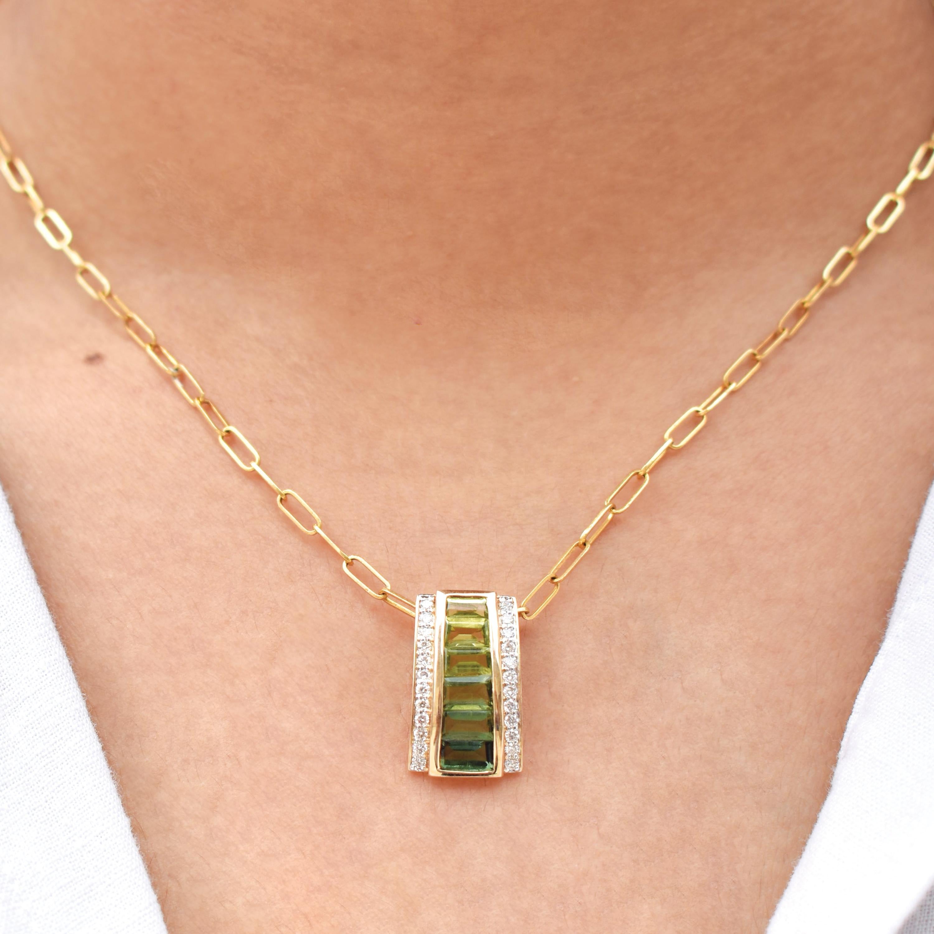 Elevate your style with our 14K gold Peridot and Green Tourmaline Art Deco Pyramid
Diamond Pendant Necklace, a true embodiment of opulence and art deco elegance. This
exquisite necklace captures the spirit of the roaring twenties, blending vintage