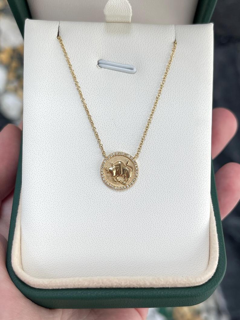 Celebra la forza e la resilienza del Taurus con la nostra splendida medaglia dello Zodiaco. Rappresentando la determinazione e la lealtà incrollabili, il Taurus è noto per la sua natura ferma e il suo spirito feroce. Realizzato in lussuoso oro